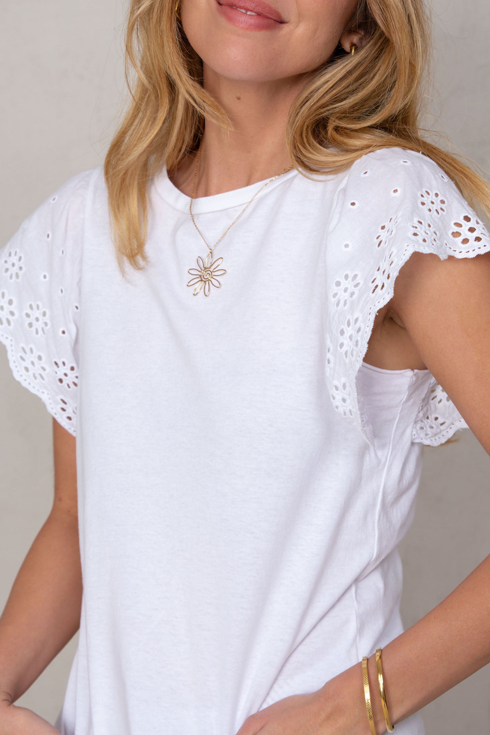 LARGE RETRO FLOWER NECKLACE