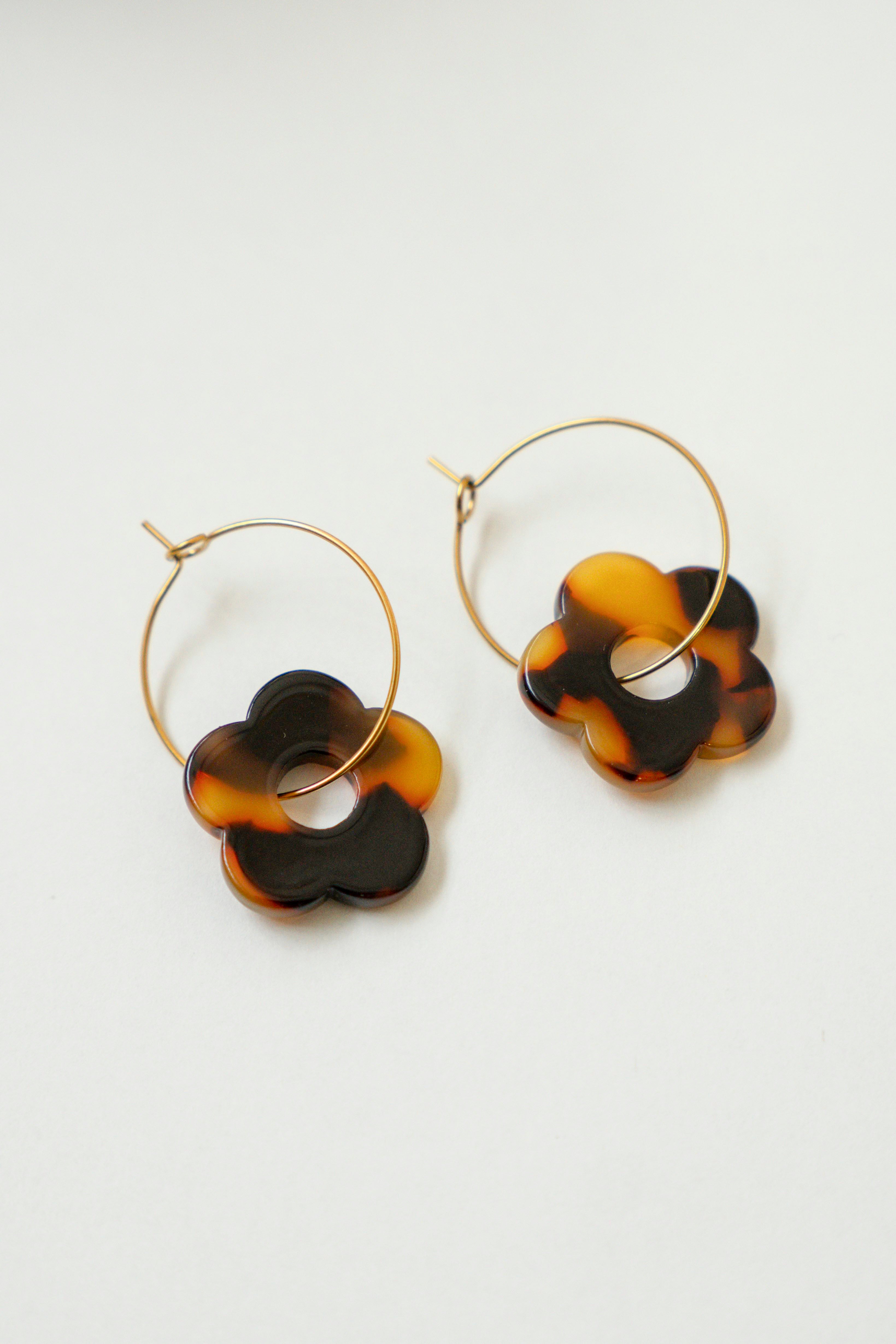 TORTOISESHELL FLOWER HOOP EARRINGS