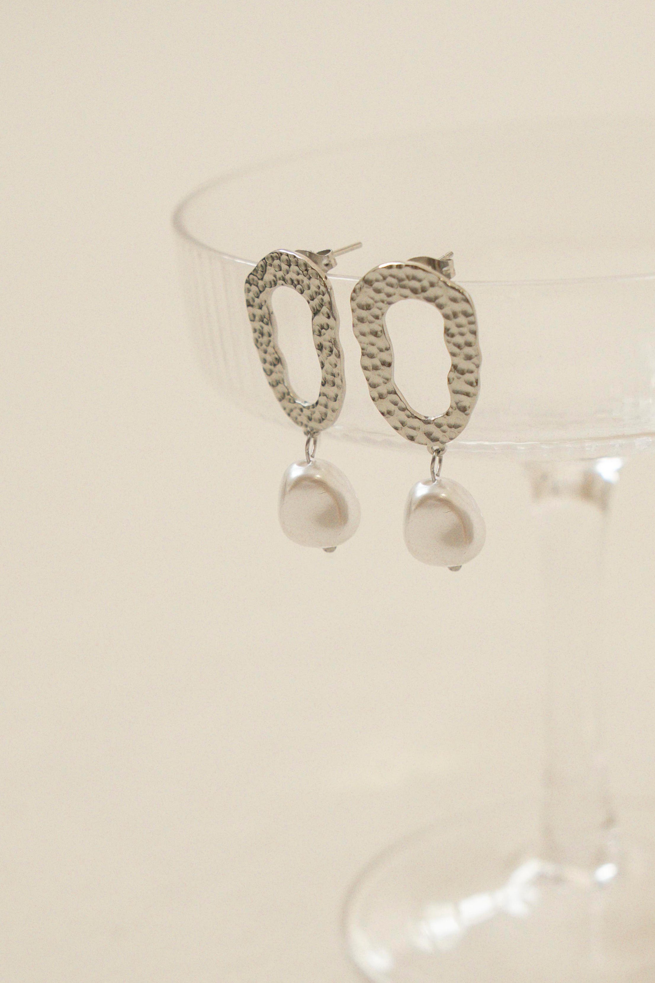 PEARL DANGLE EARRINGS // SILVER