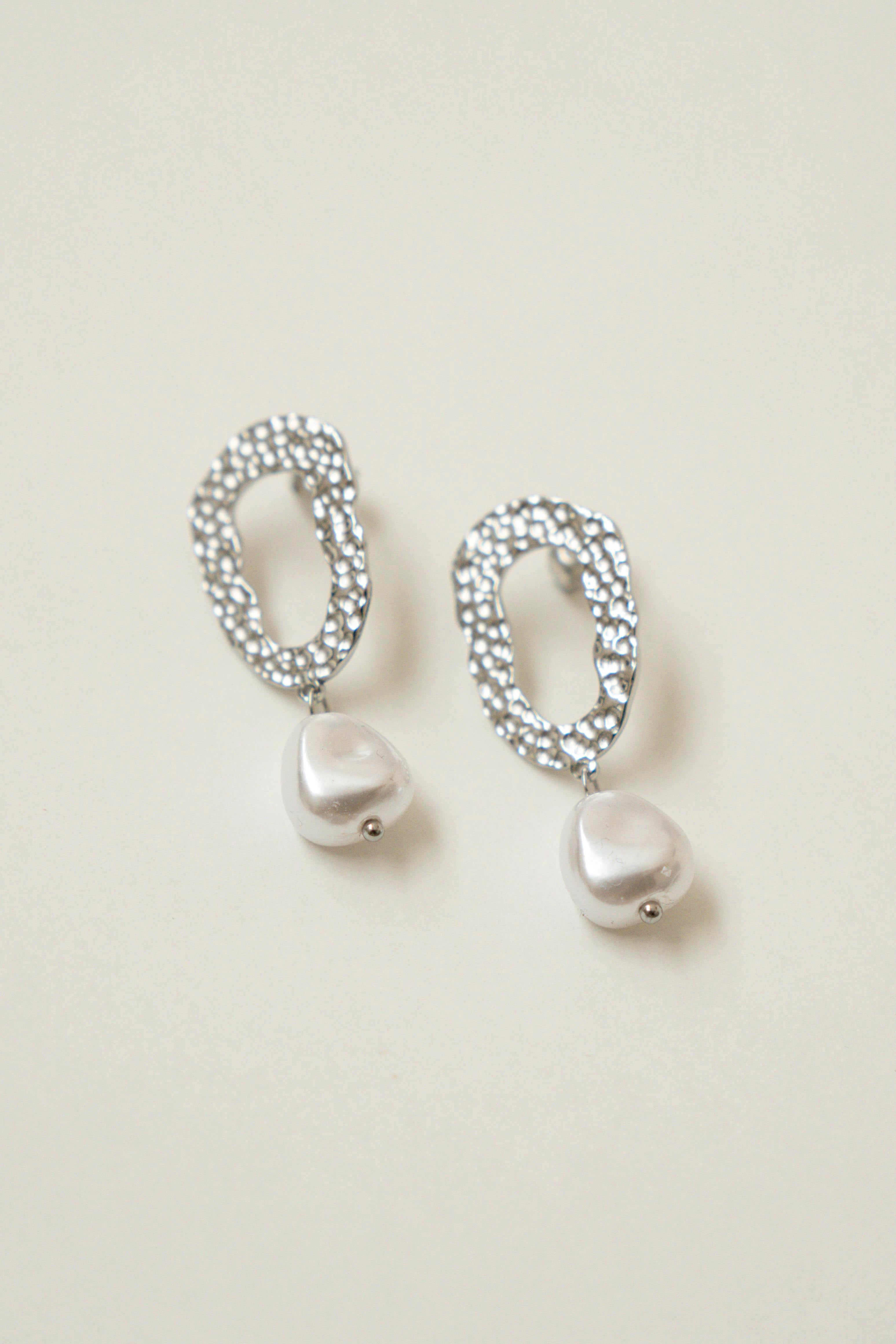 PEARL DANGLE EARRINGS // SILVER