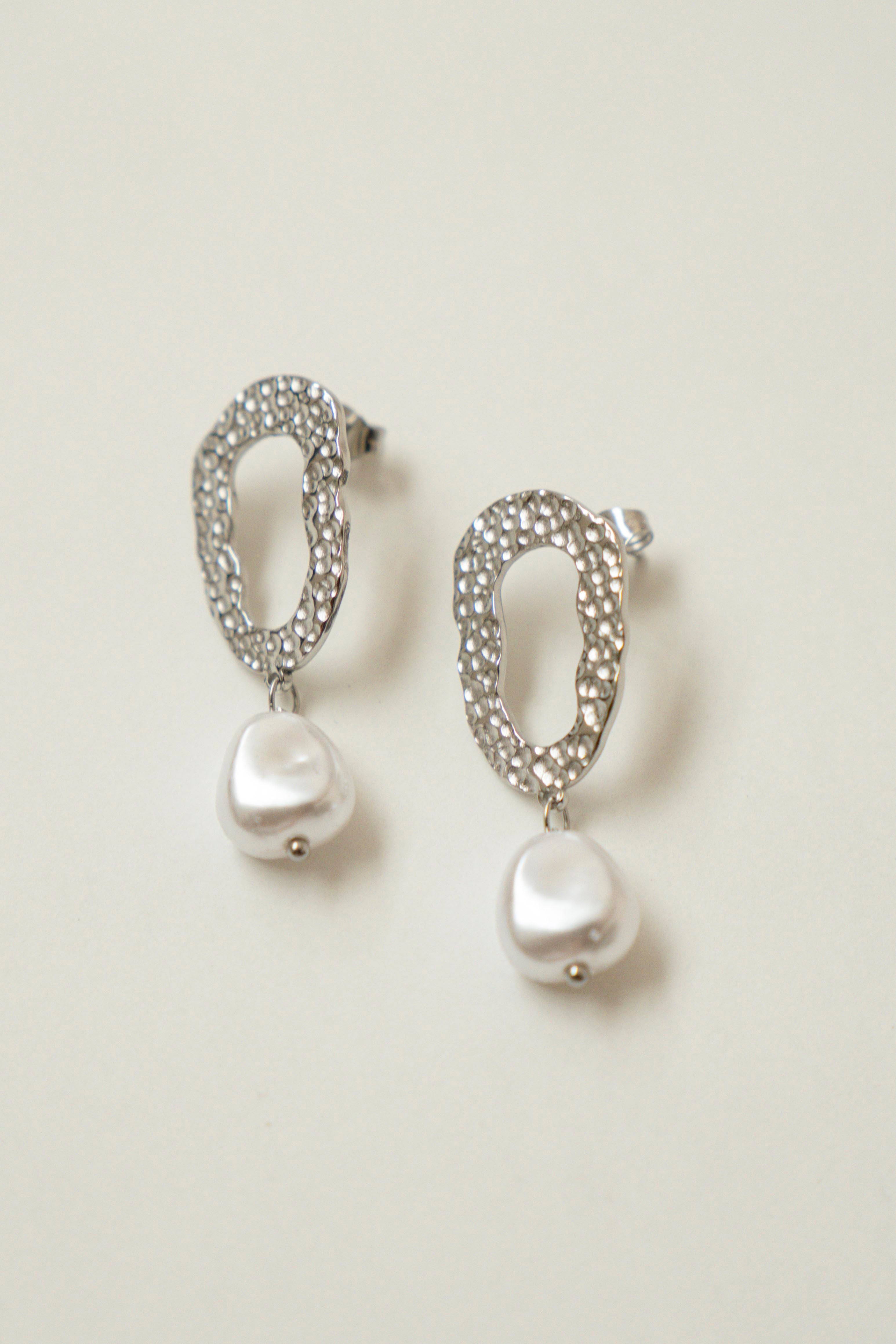 PEARL DANGLE EARRINGS // SILVER