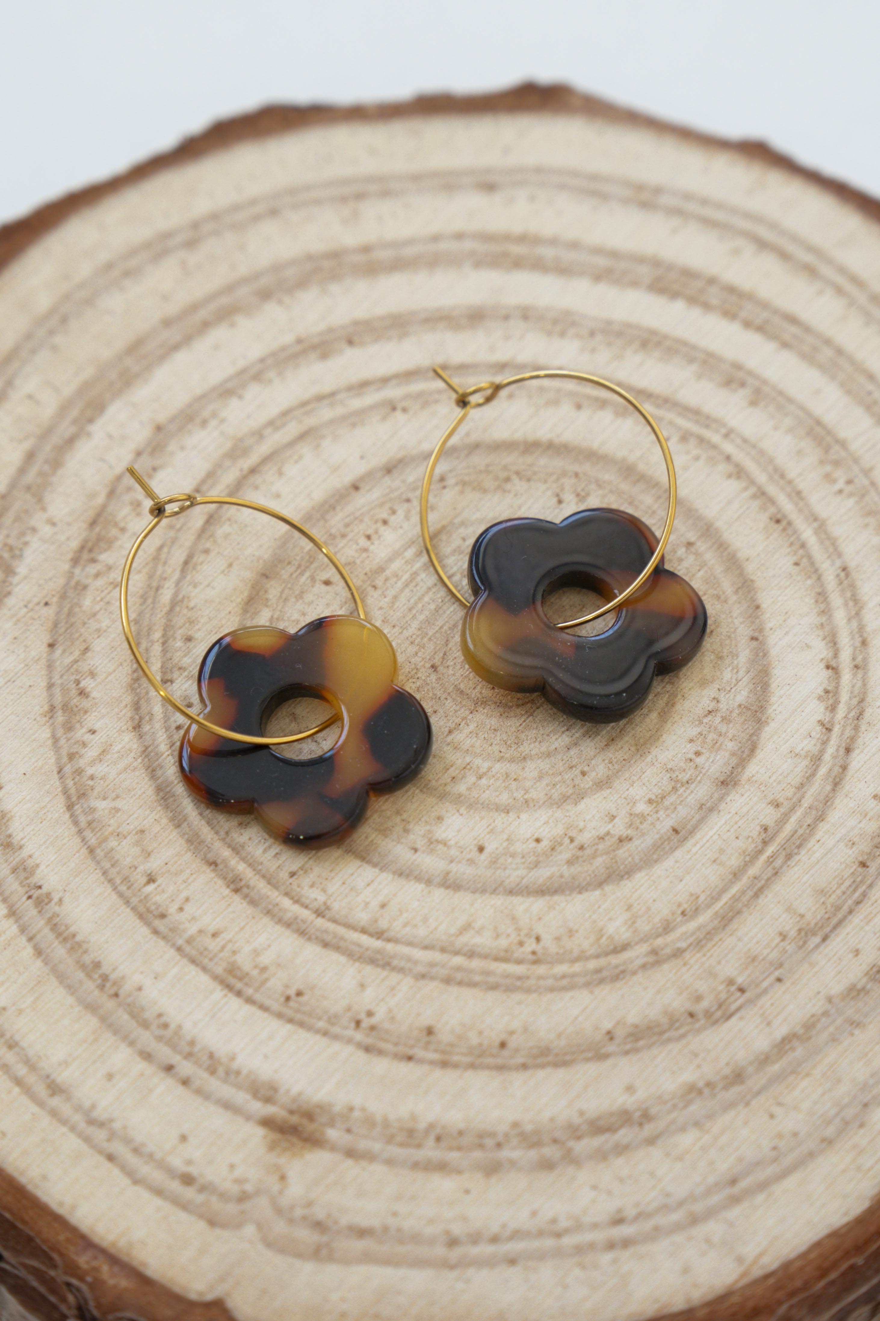 TORTOISESHELL FLOWER HOOP EARRINGS