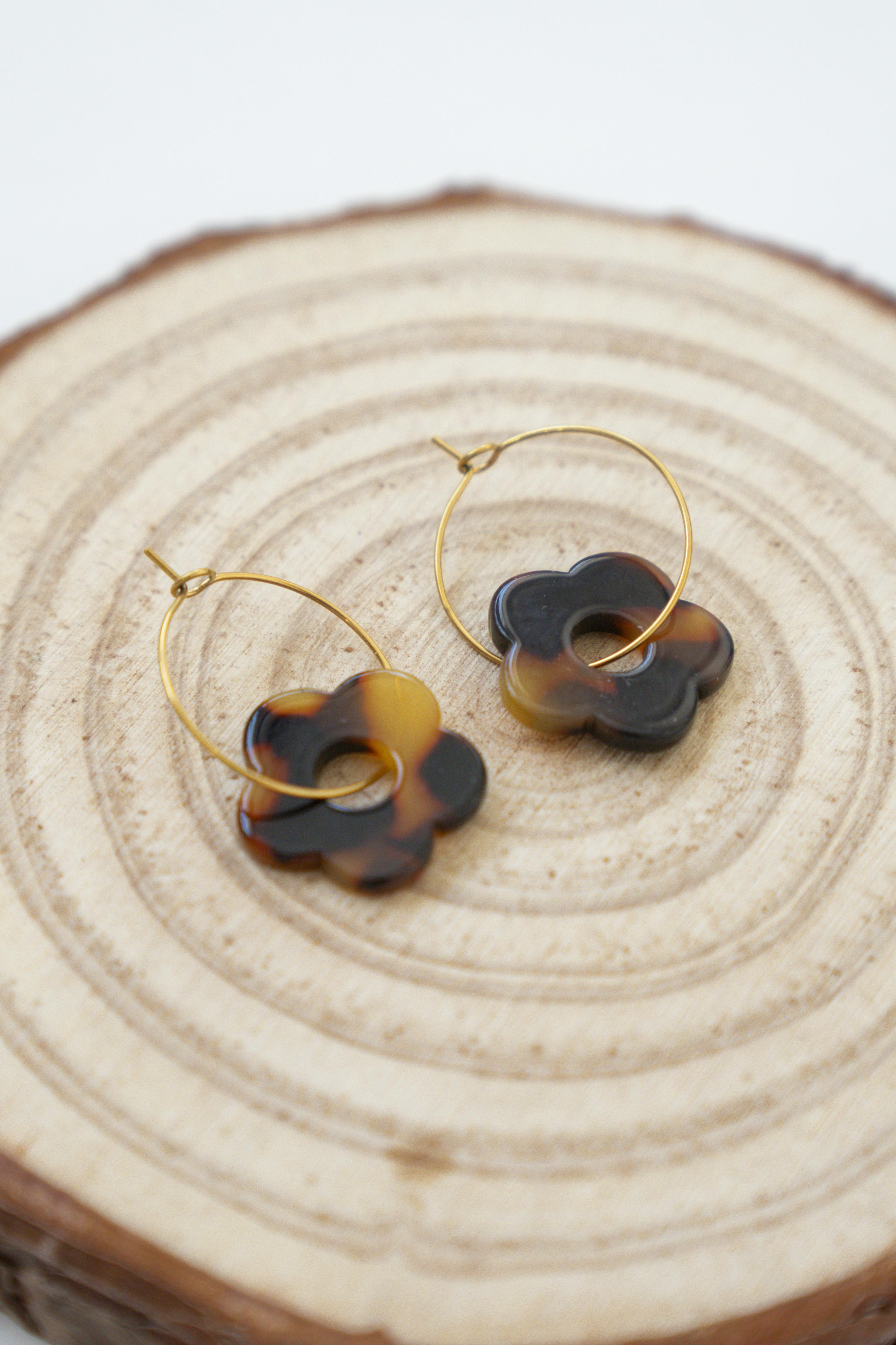 TORTOISESHELL FLOWER HOOP EARRINGS
