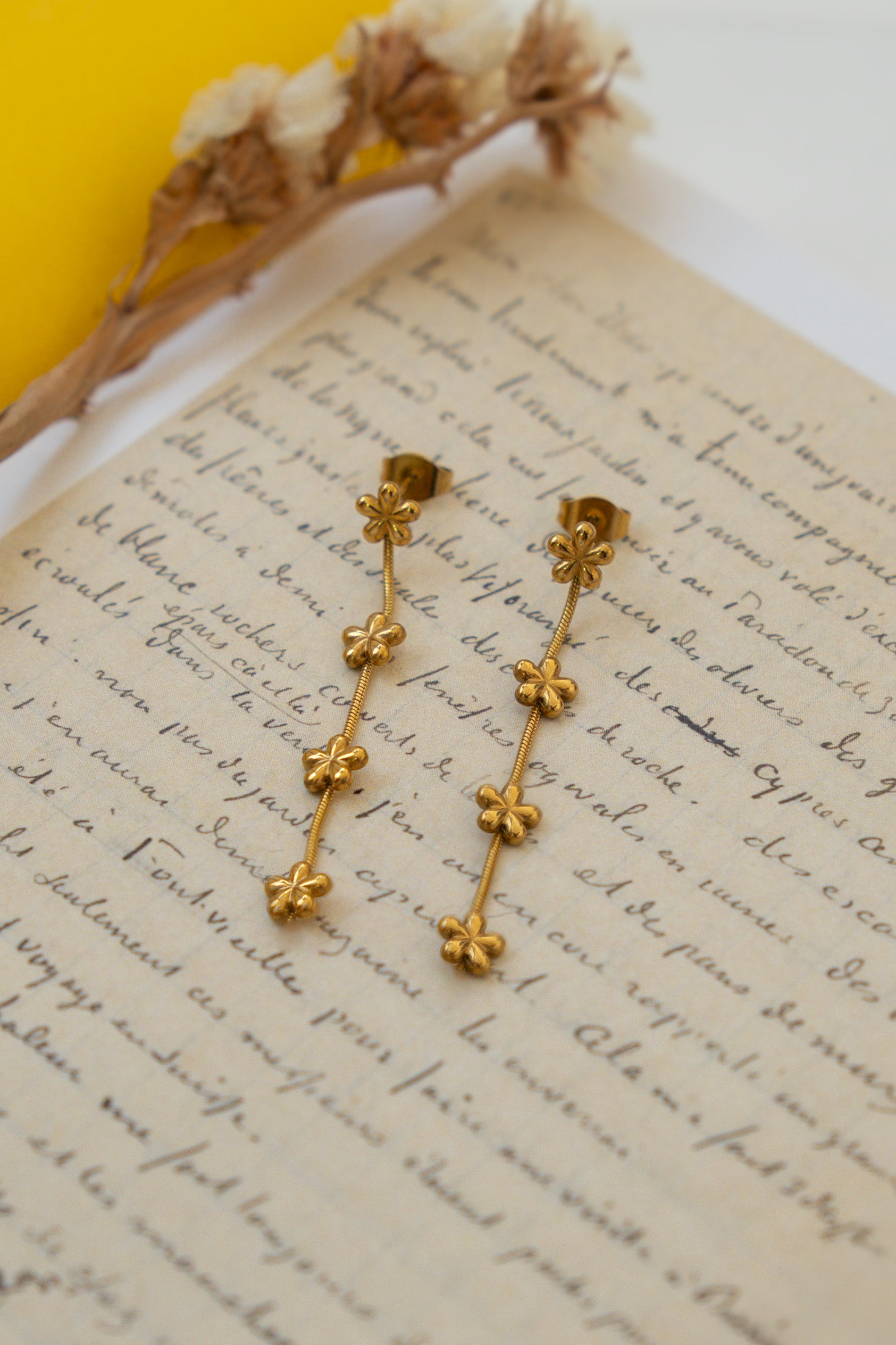 DANGLING FLOWER EARRINGS // GOLD
