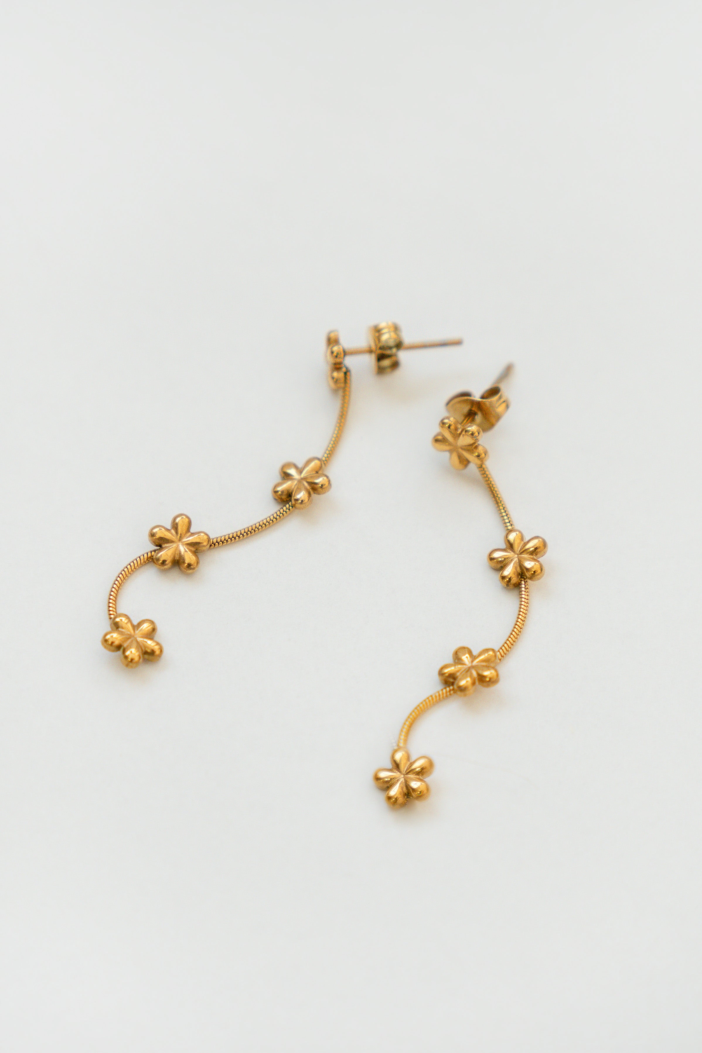 DANGLING FLOWER EARRINGS // GOLD