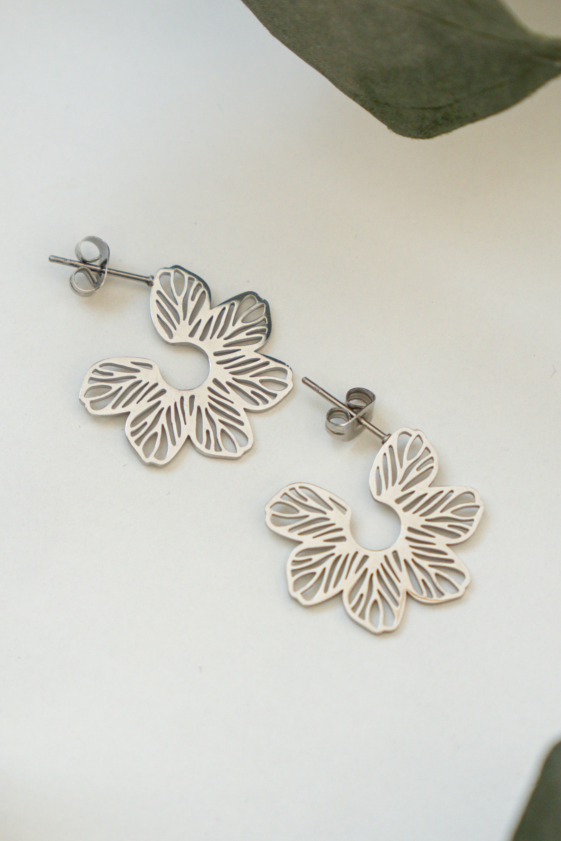 OPENWORK FLOWER HOOP EARRINGS // SILVER