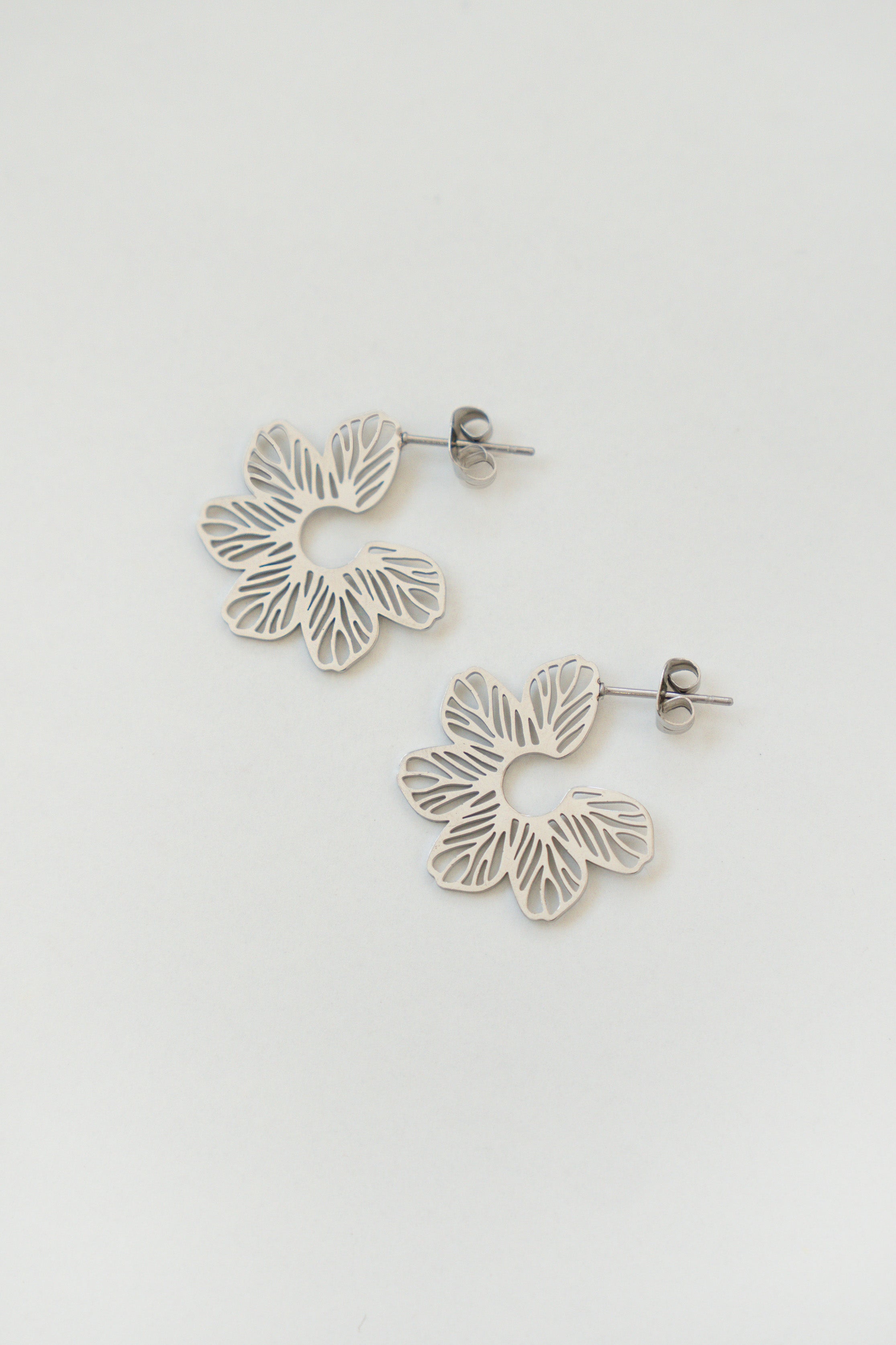 OPENWORK FLOWER HOOP EARRINGS // SILVER