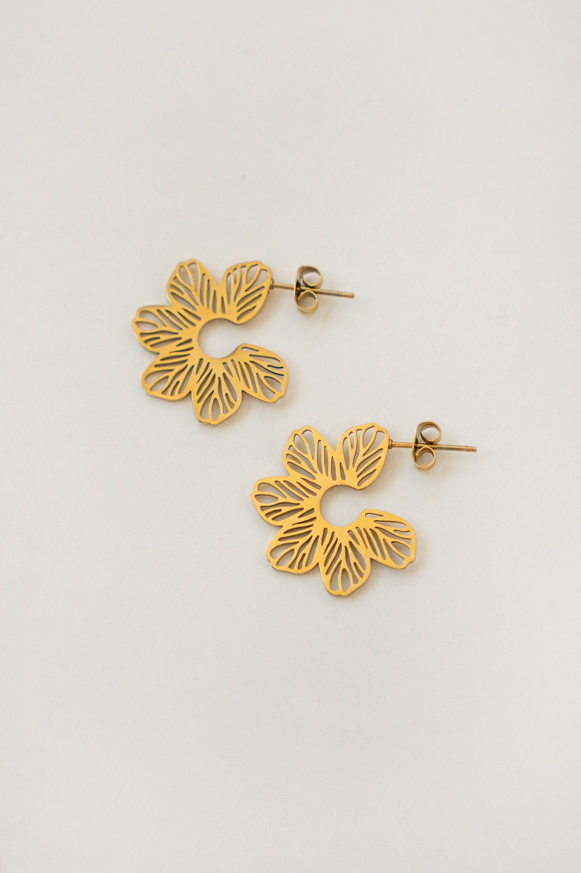 OPENWORK FLOWER HOOP EARRINGS // GOLD