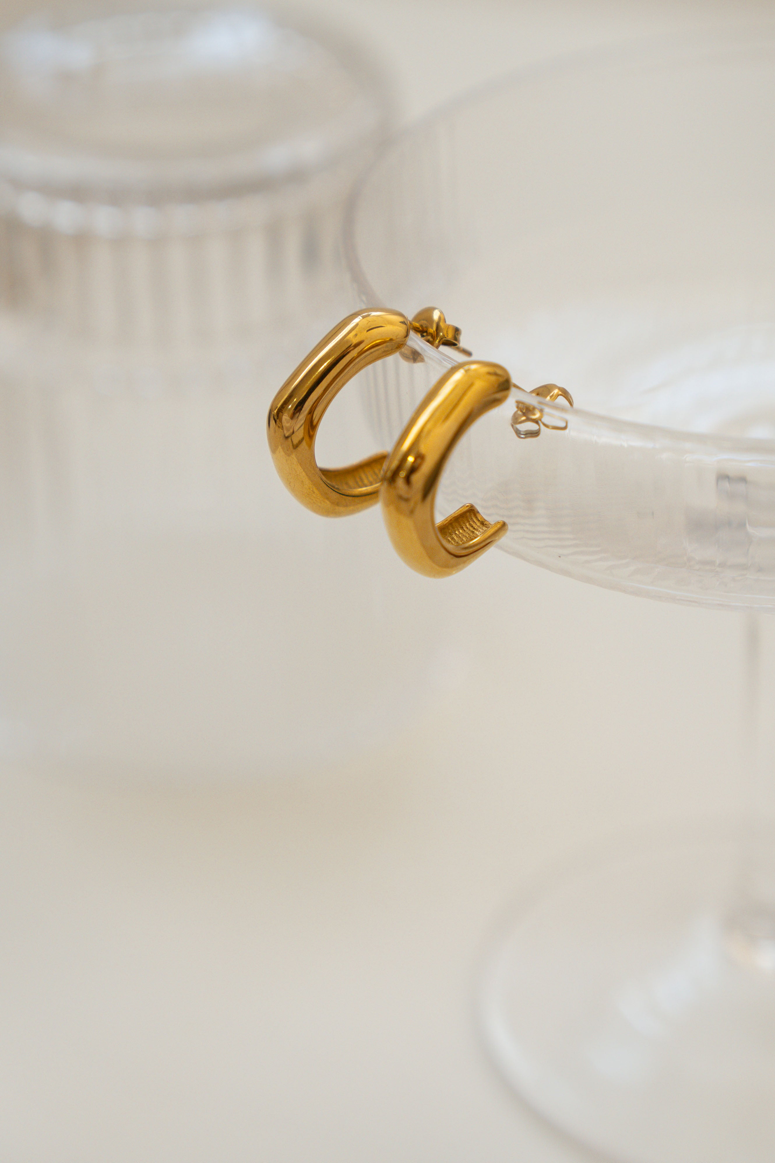 SEMI HOOP EARRINGS WITH NUT // GOLD