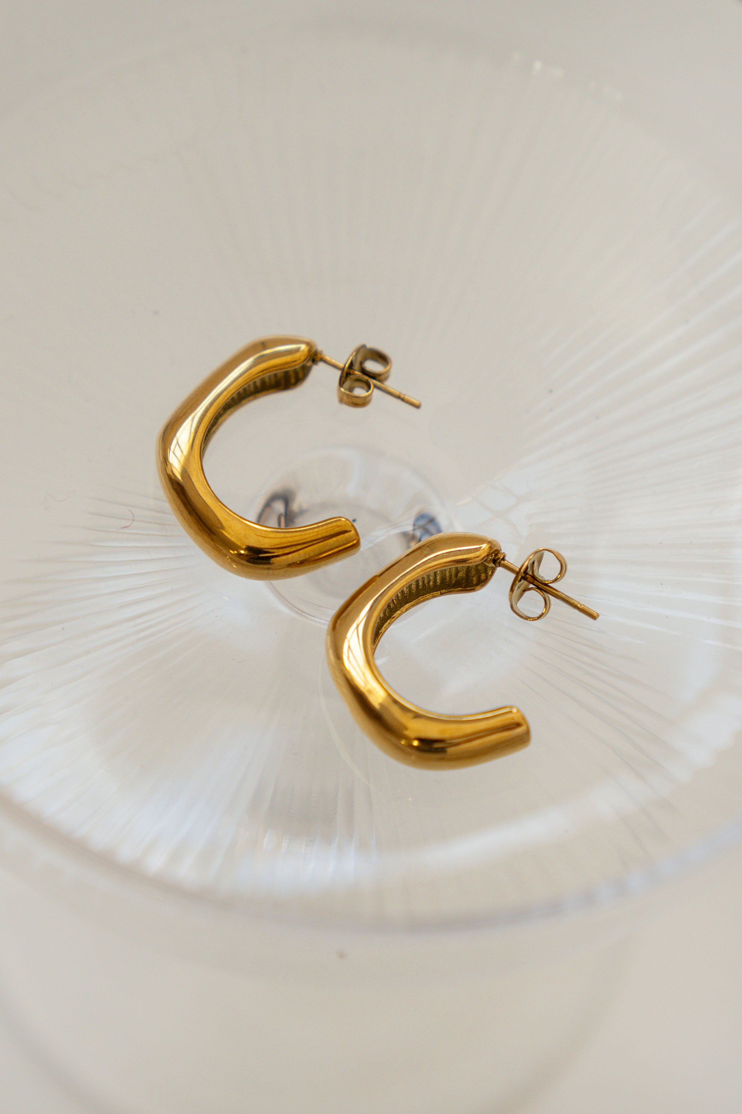 SEMI HOOP EARRINGS WITH NUT // GOLD