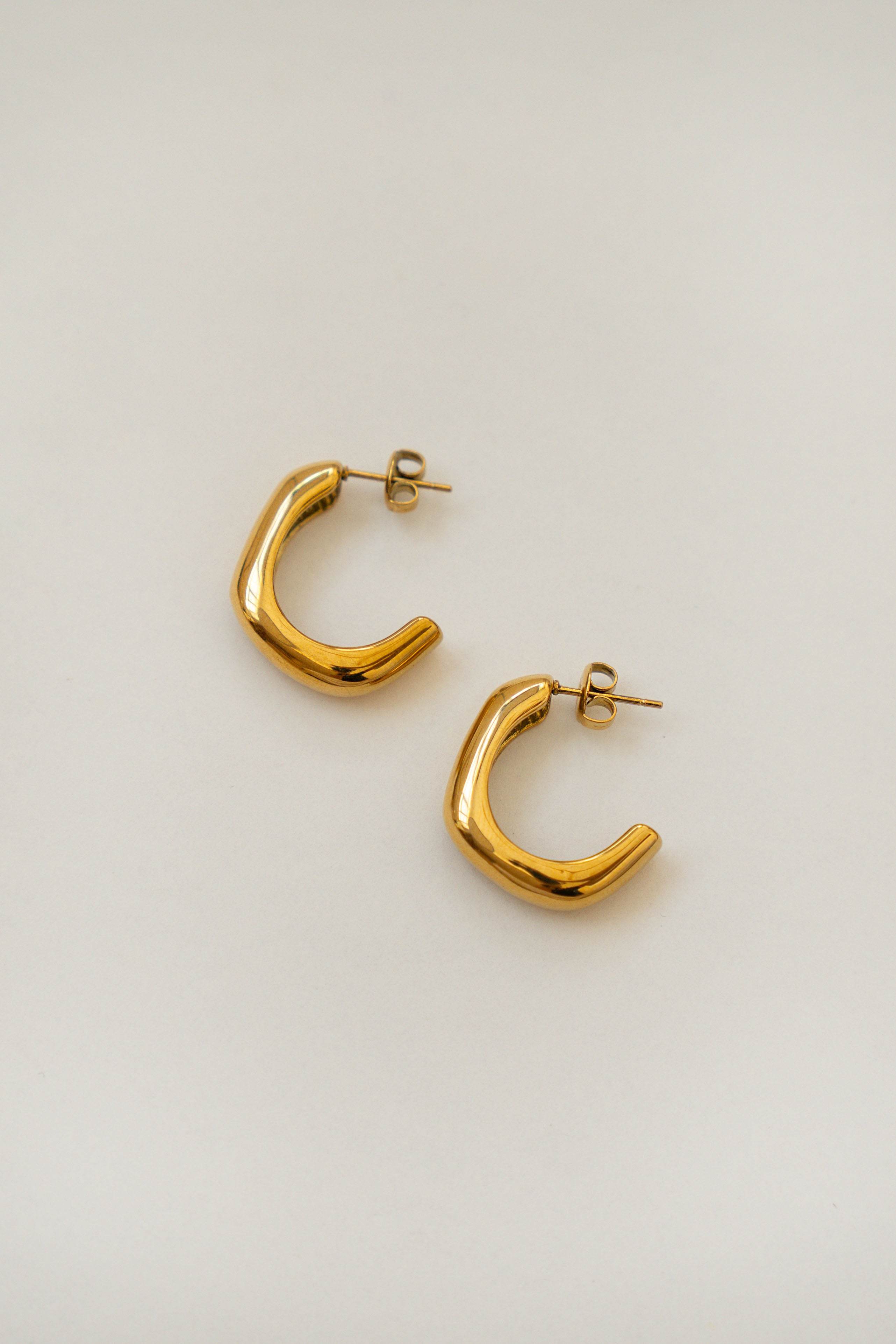 SEMI HOOP EARRINGS WITH NUT // GOLD