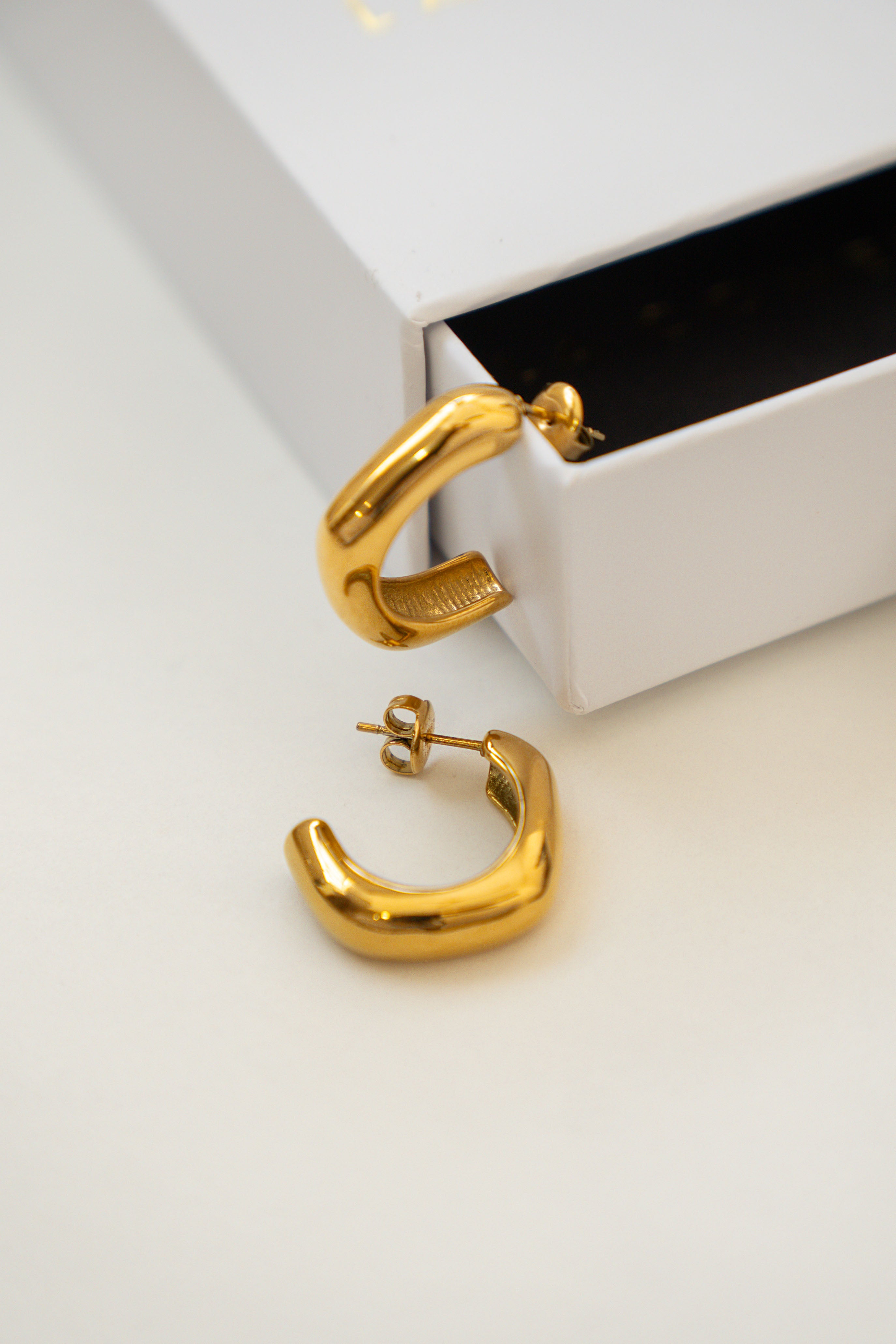 SEMI HOOP EARRINGS WITH NUT // GOLD