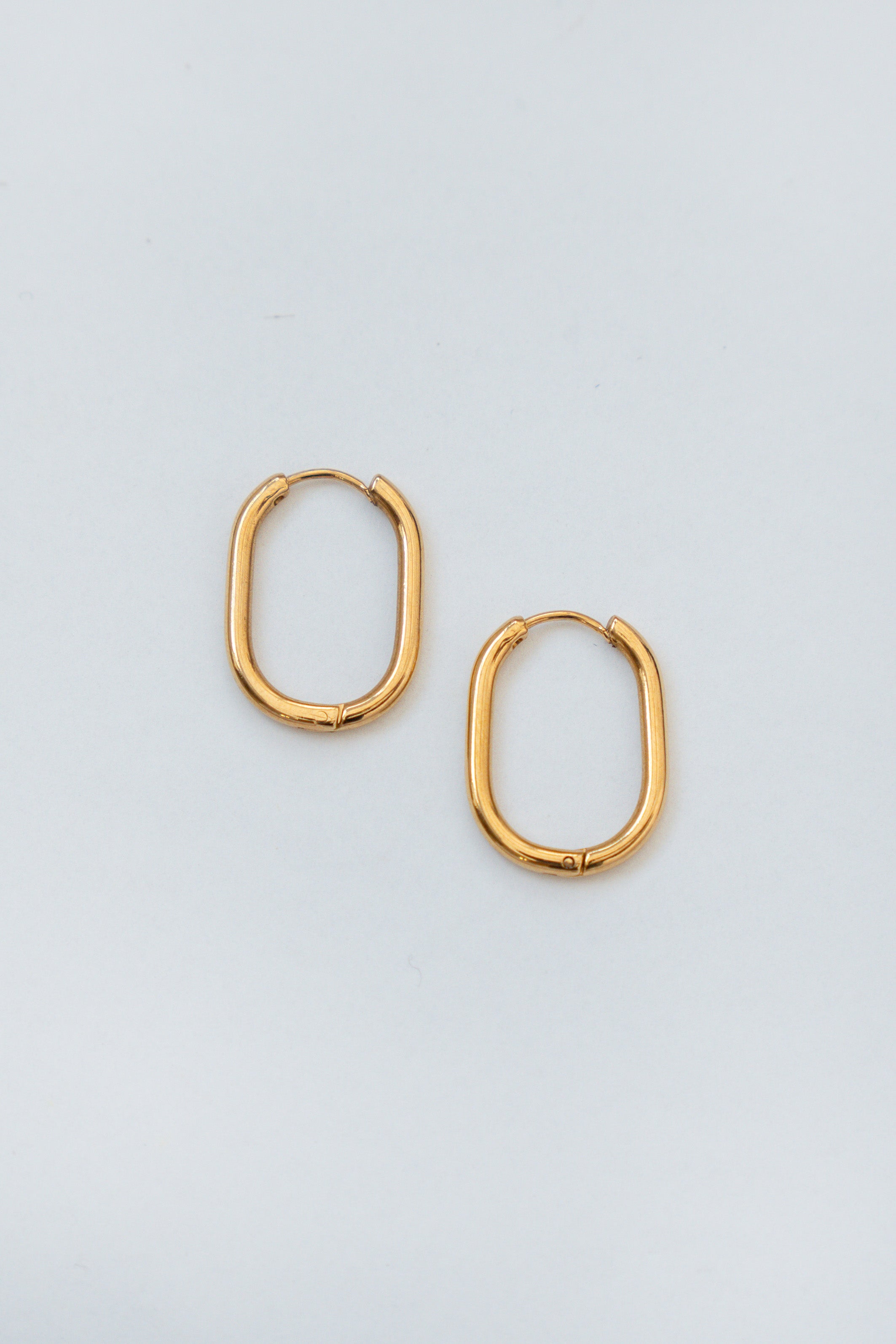 PENDIENTES ARO OVALADO FINO// DORADO