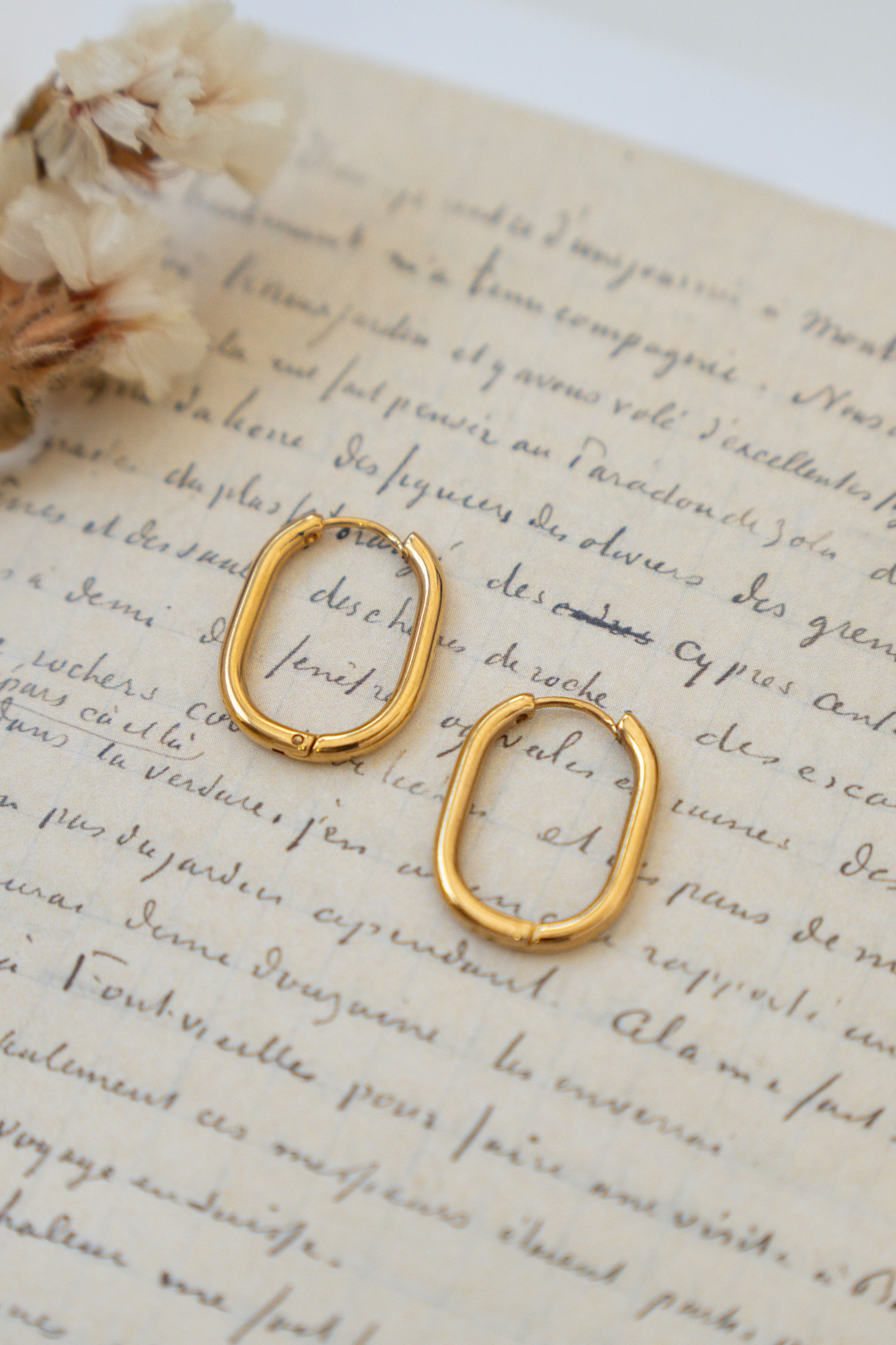 PENDIENTES ARO OVALADO FINO// DORADO