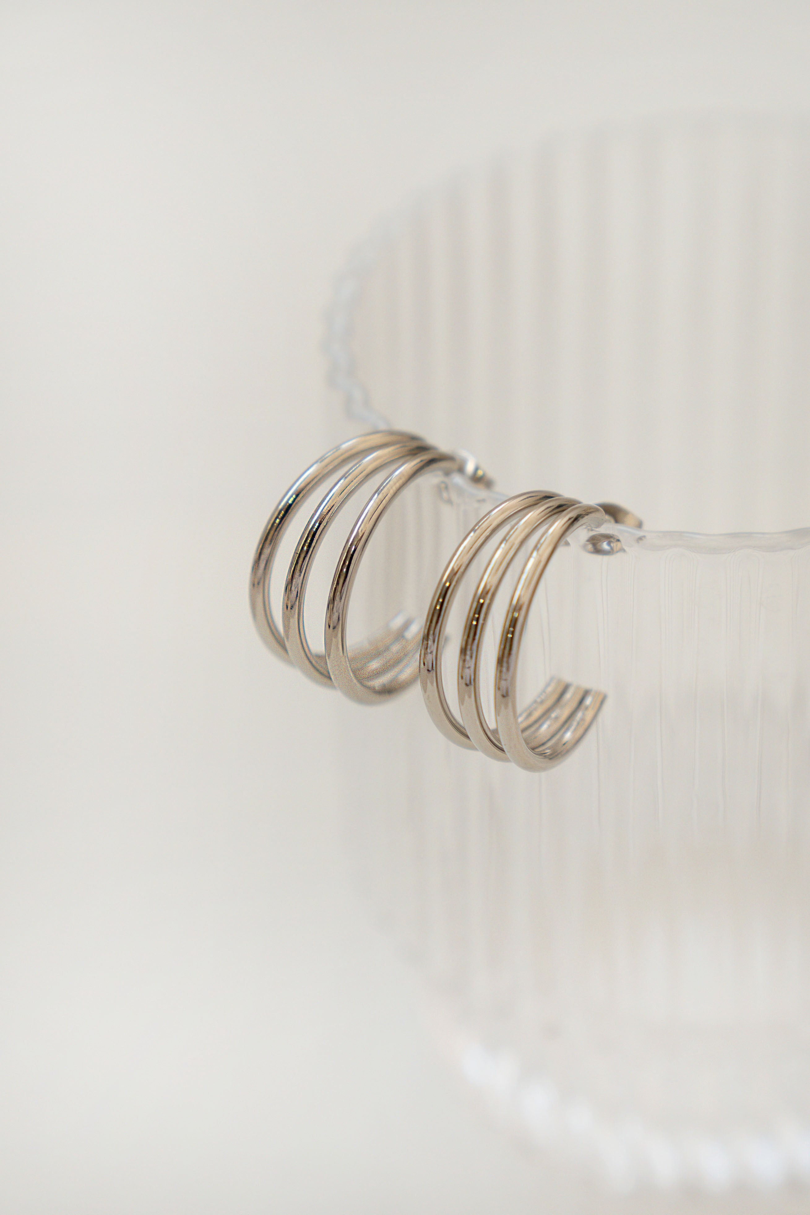 PENDIENTES TRIPLE ARO ABIERTO MEDIANO // PLATEADO