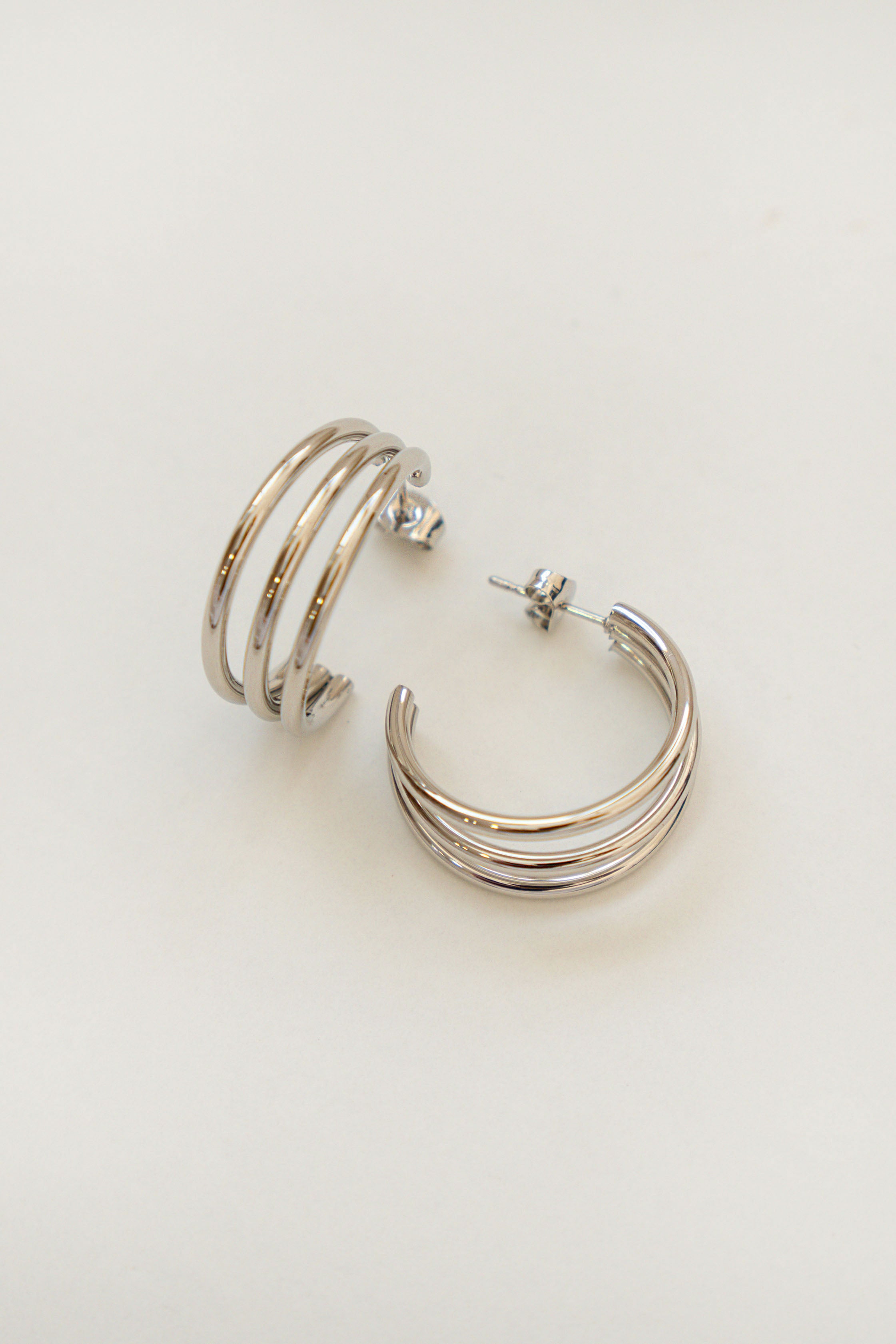 PENDIENTES TRIPLE ARO ABIERTO MEDIANO // PLATEADO