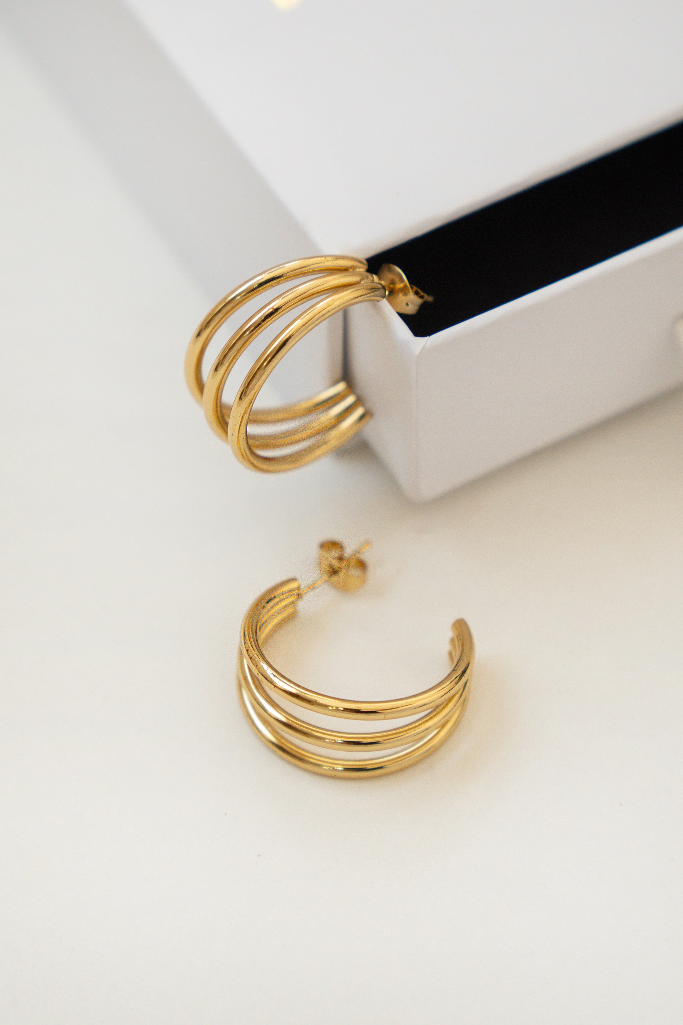 MEDIUM OPEN TRIPLE HOOP EARRINGS // GOLD