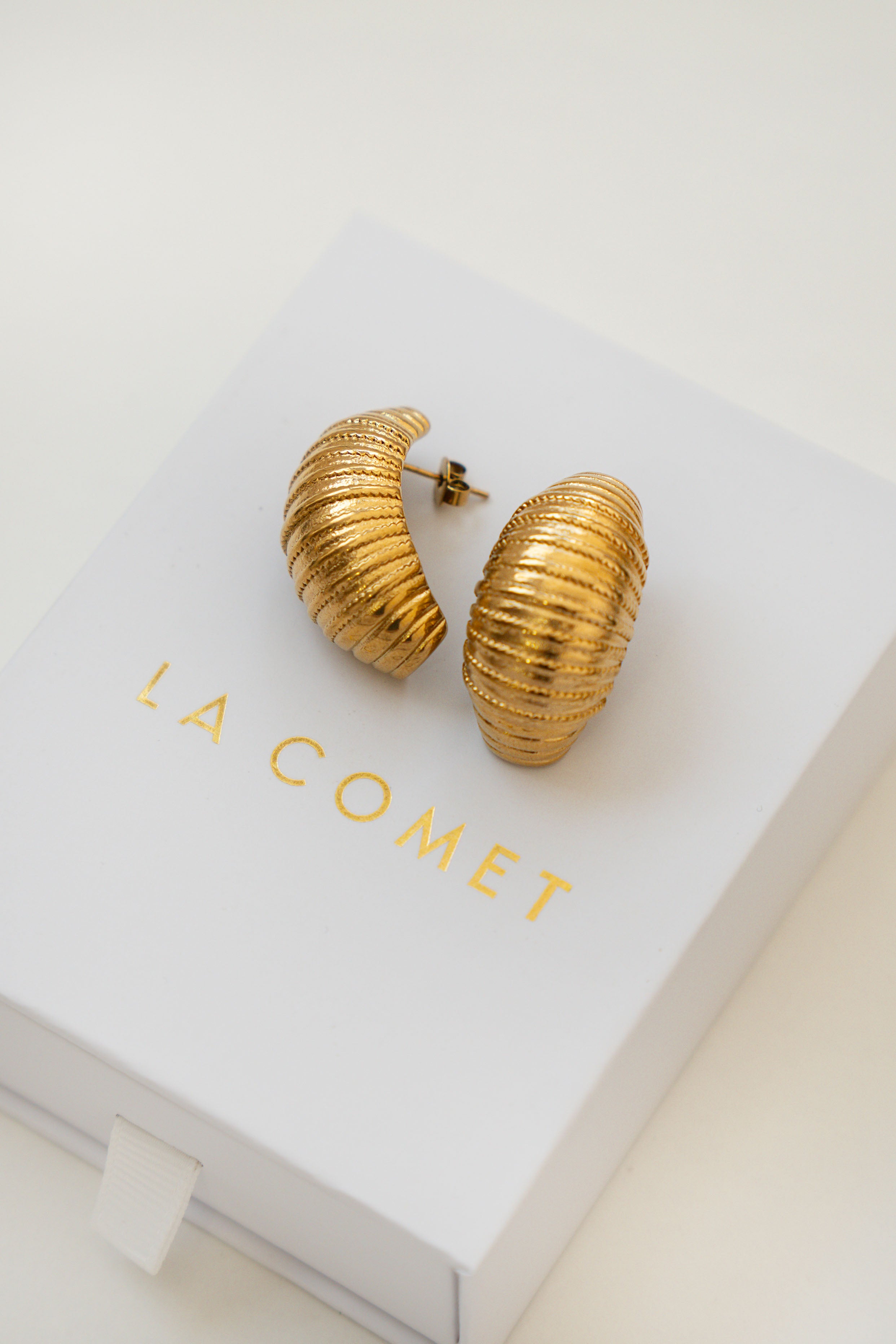 LARGE ARMADILLO EARRINGS // GOLD