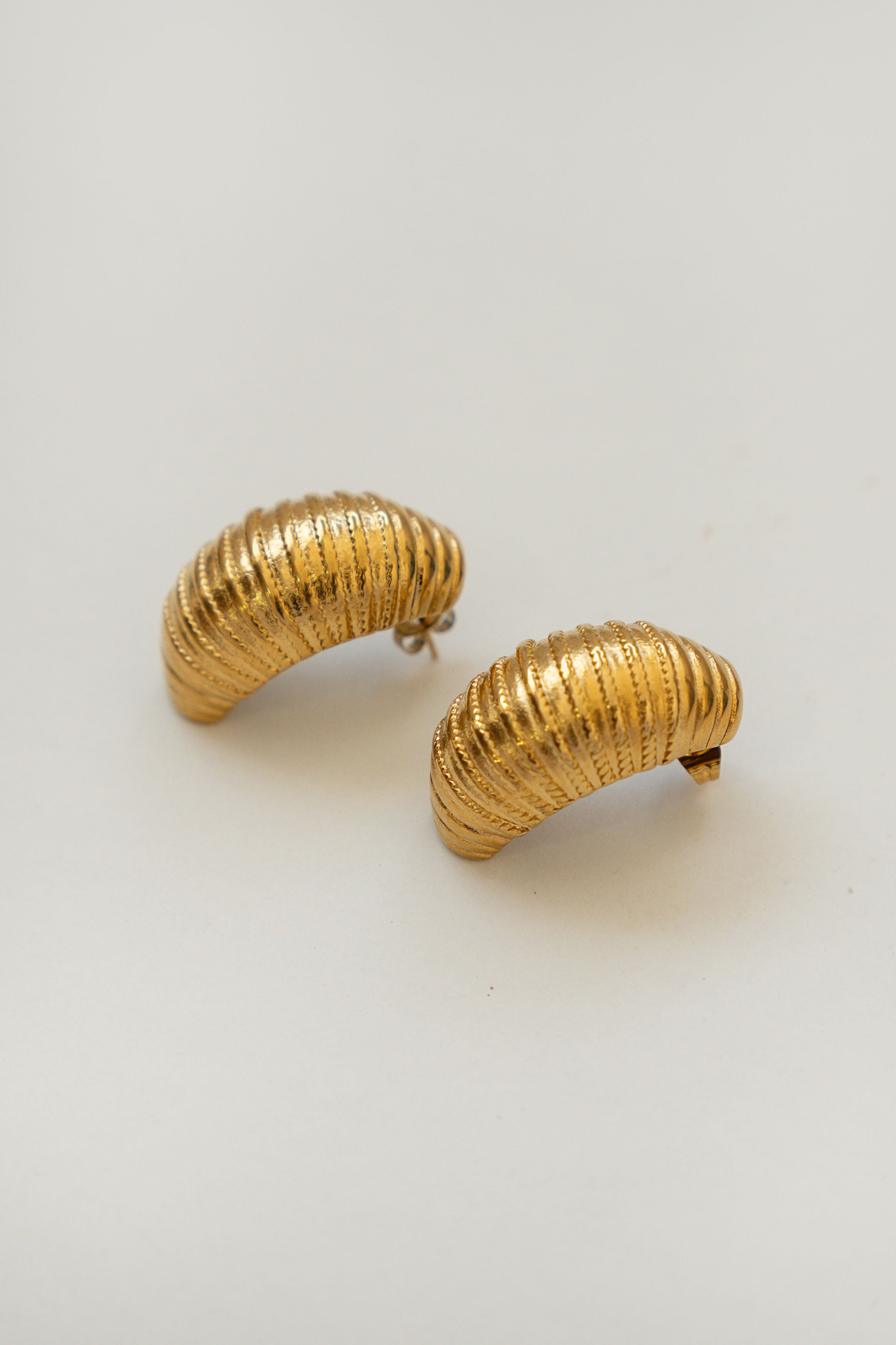 LARGE ARMADILLO EARRINGS // GOLD