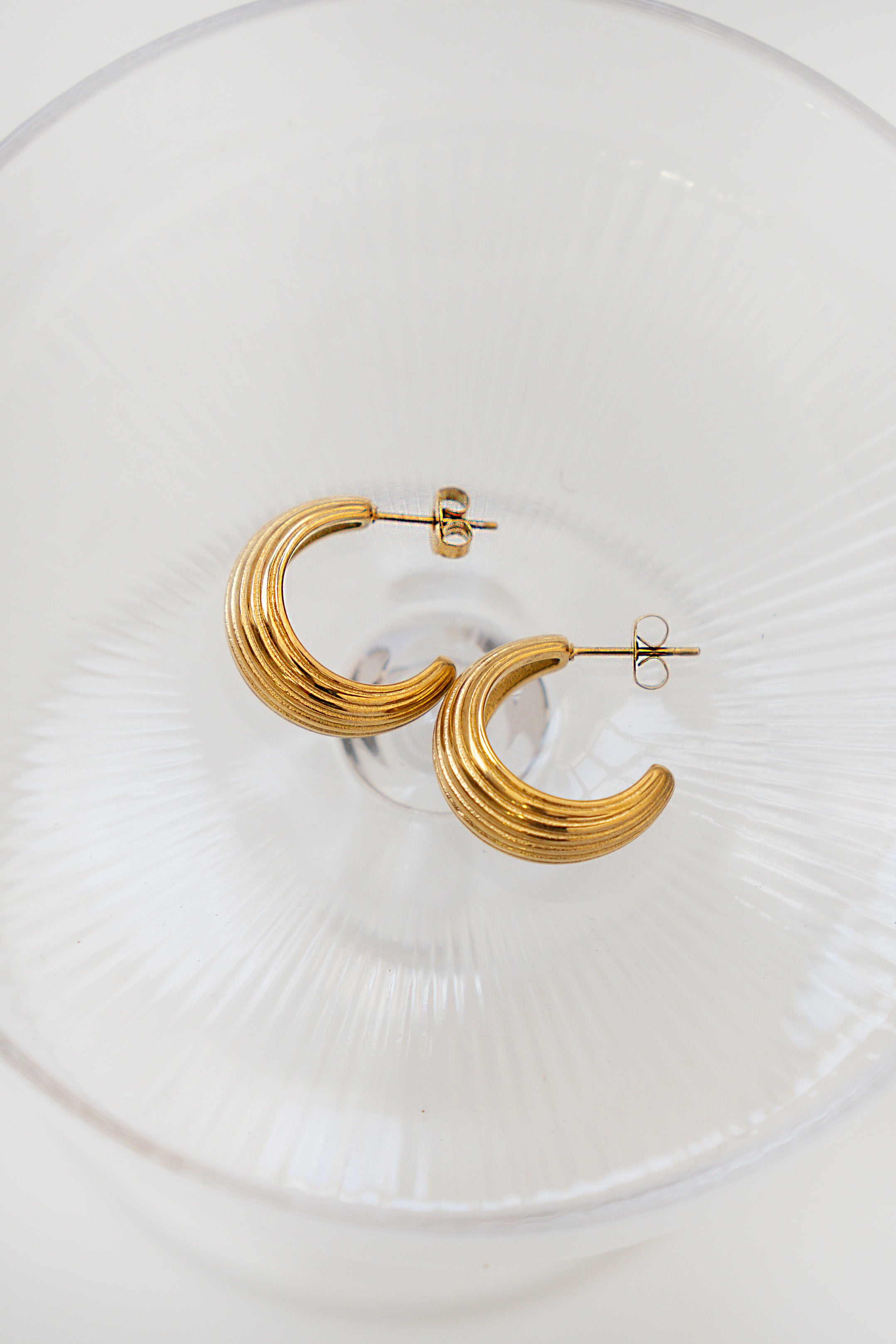 BOLD CANALE HOOP EARRINGS // GOLD