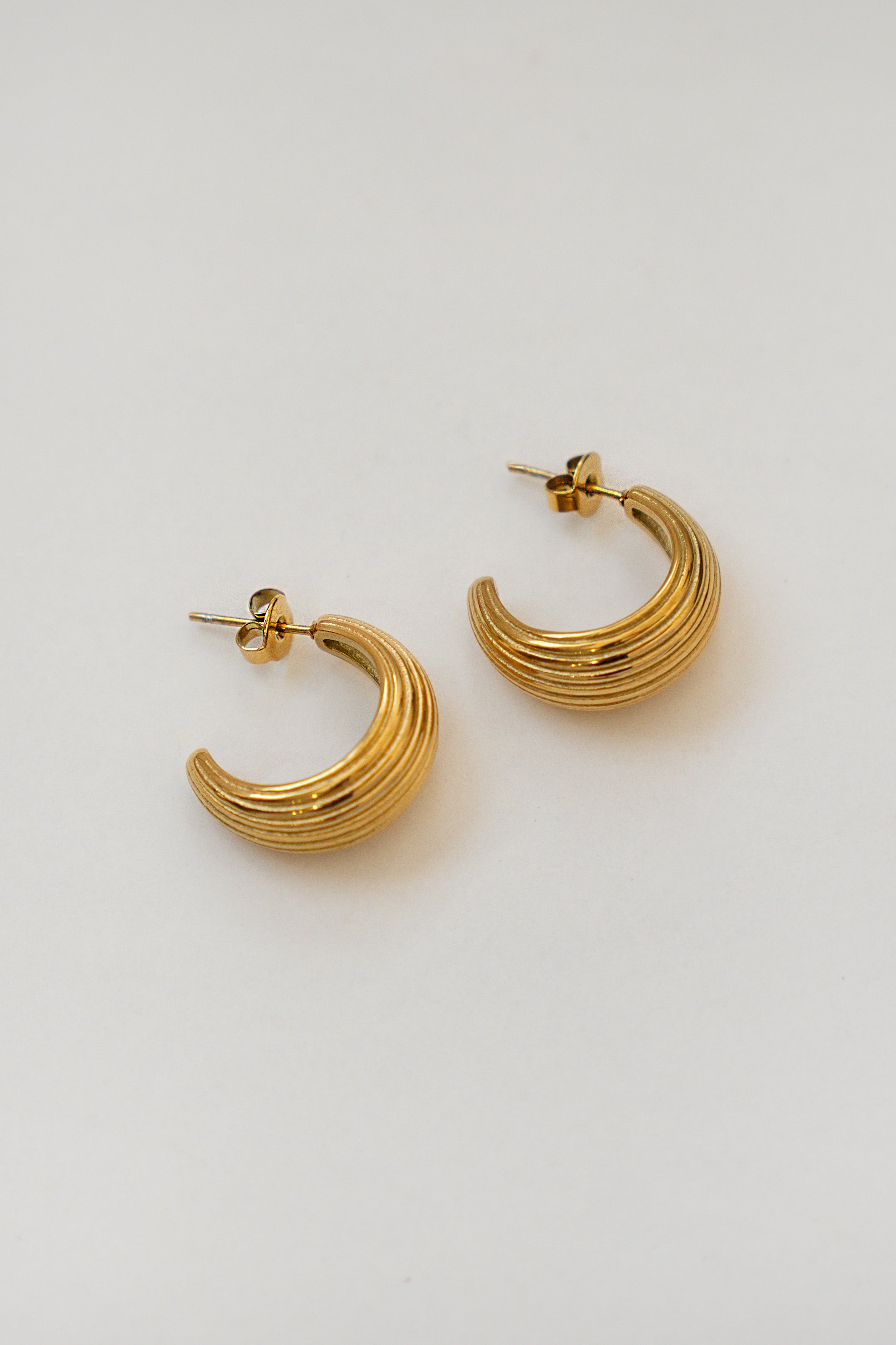 BOLD CANALE HOOP EARRINGS // GOLD