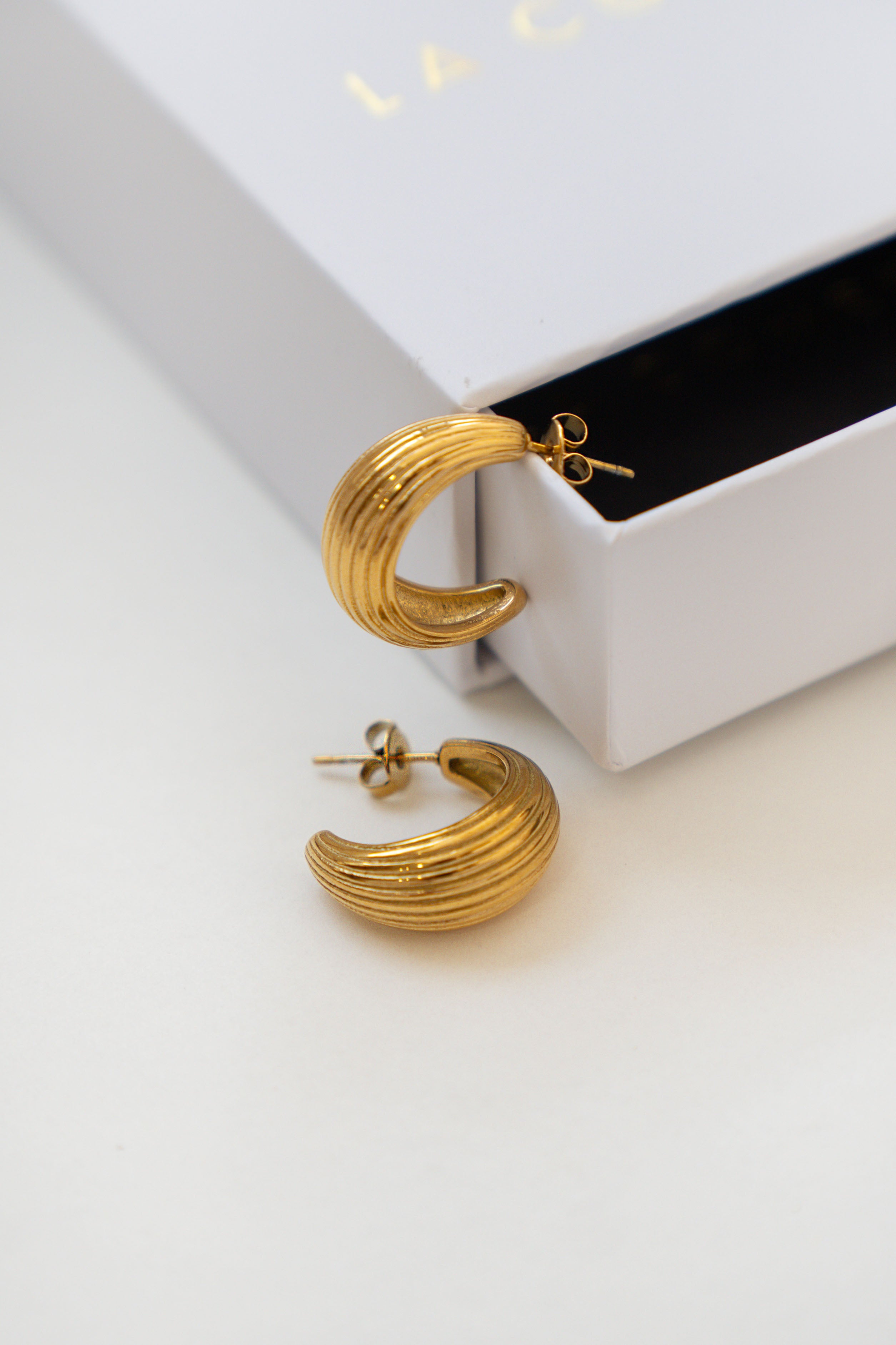 BOLD CANALE HOOP EARRINGS // GOLD