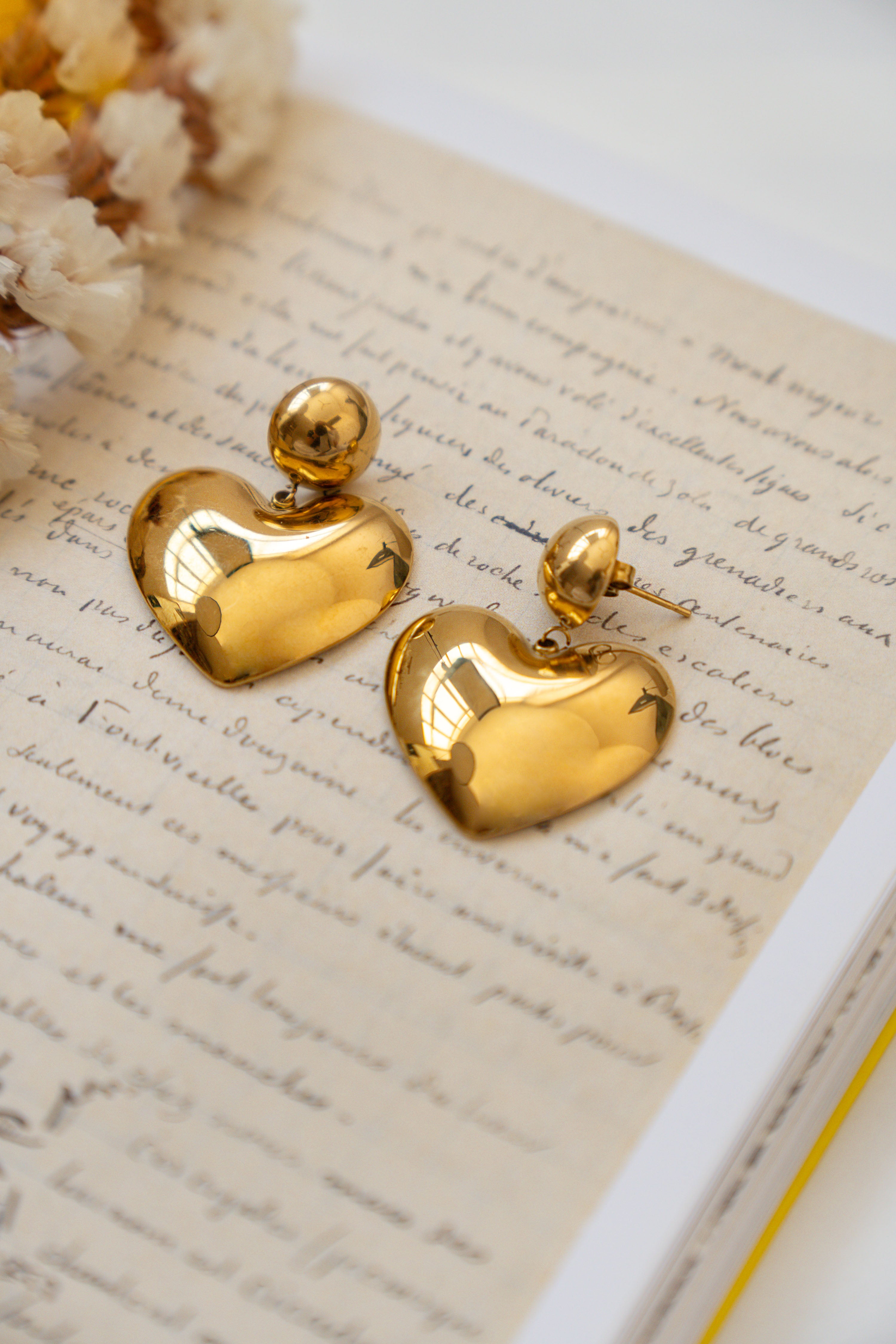 MAXI HEART DANGLING EARRINGS // GOLD