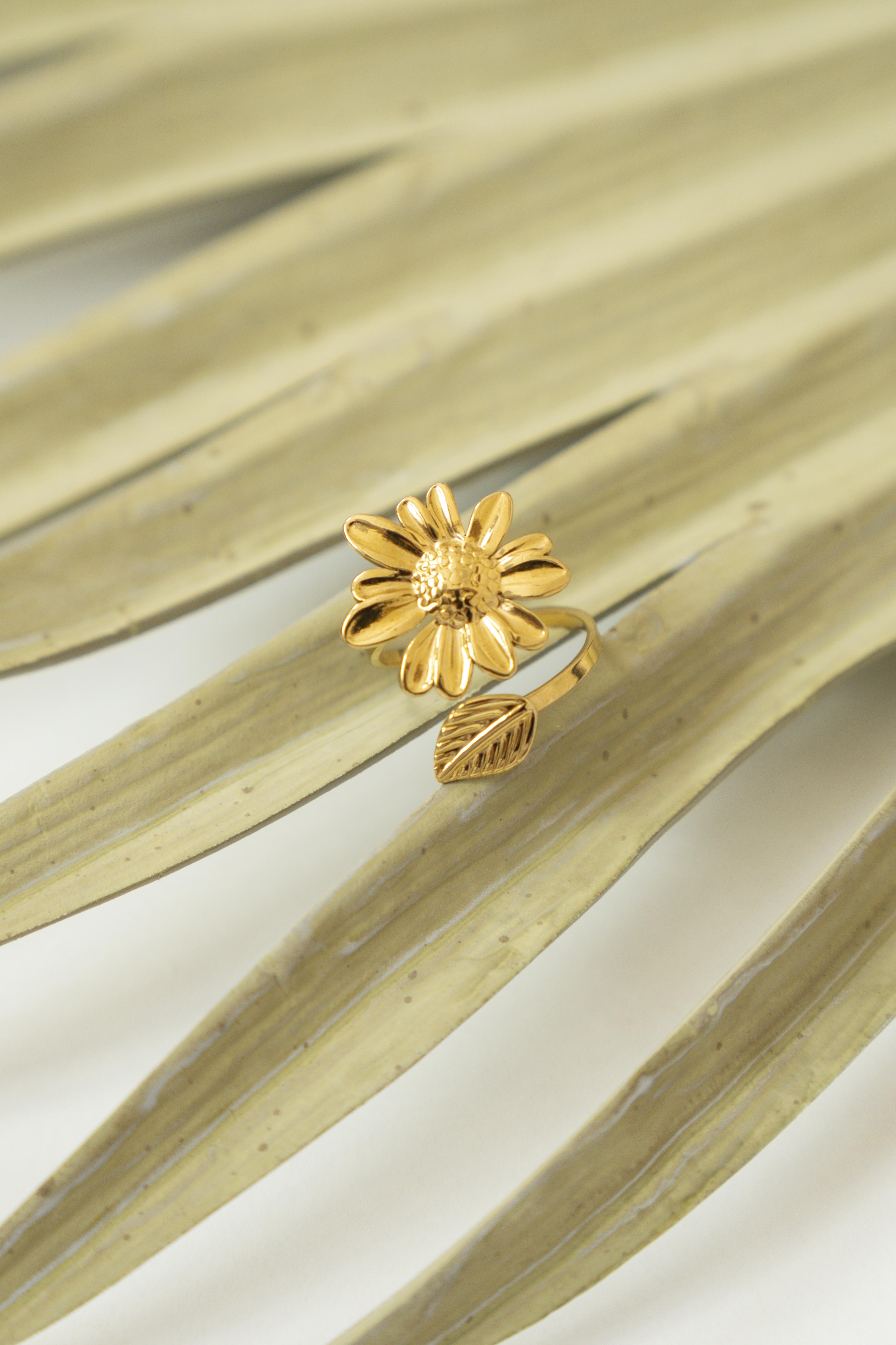 DAISY RING WITH LEAF