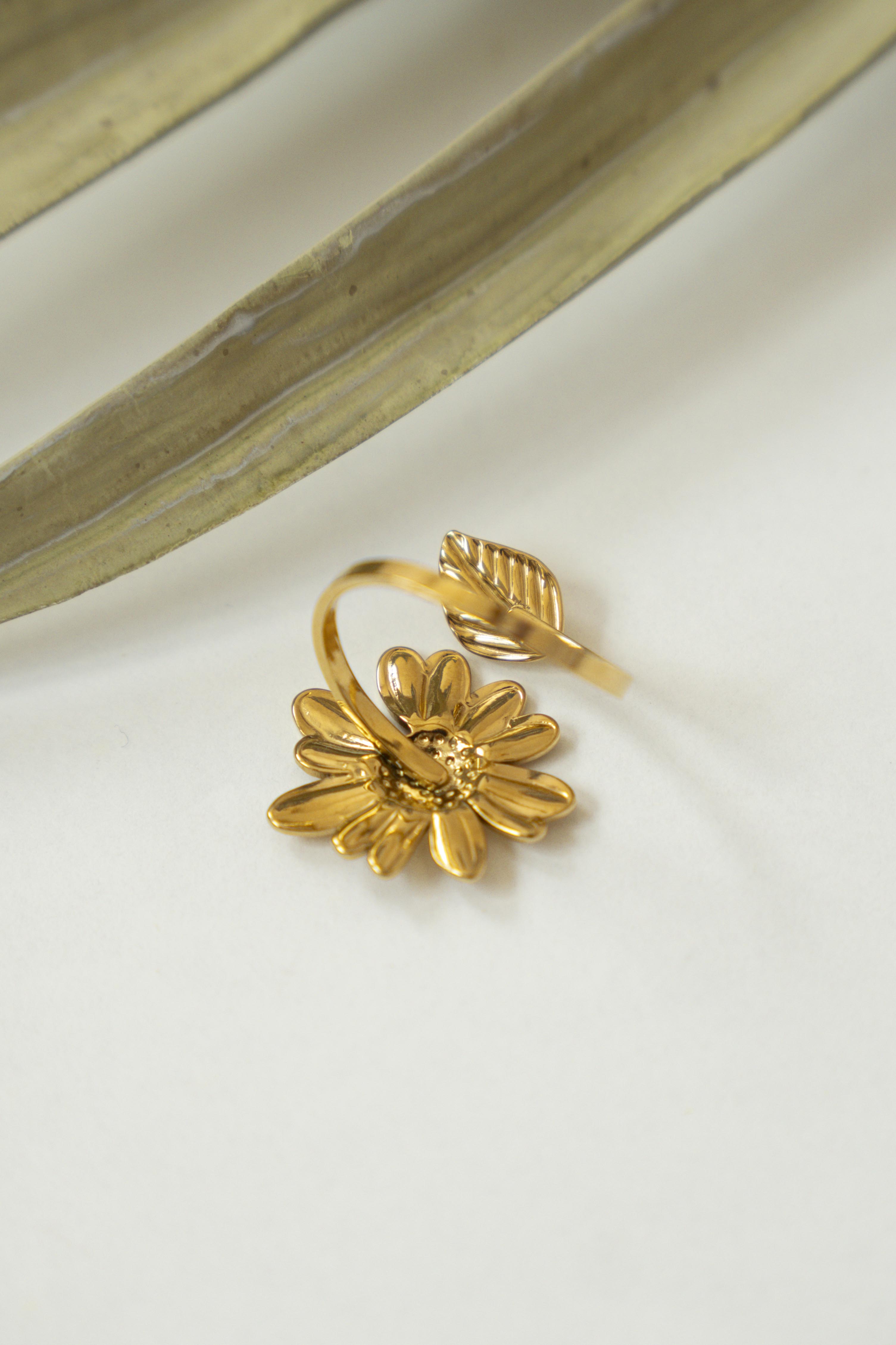DAISY RING WITH LEAF