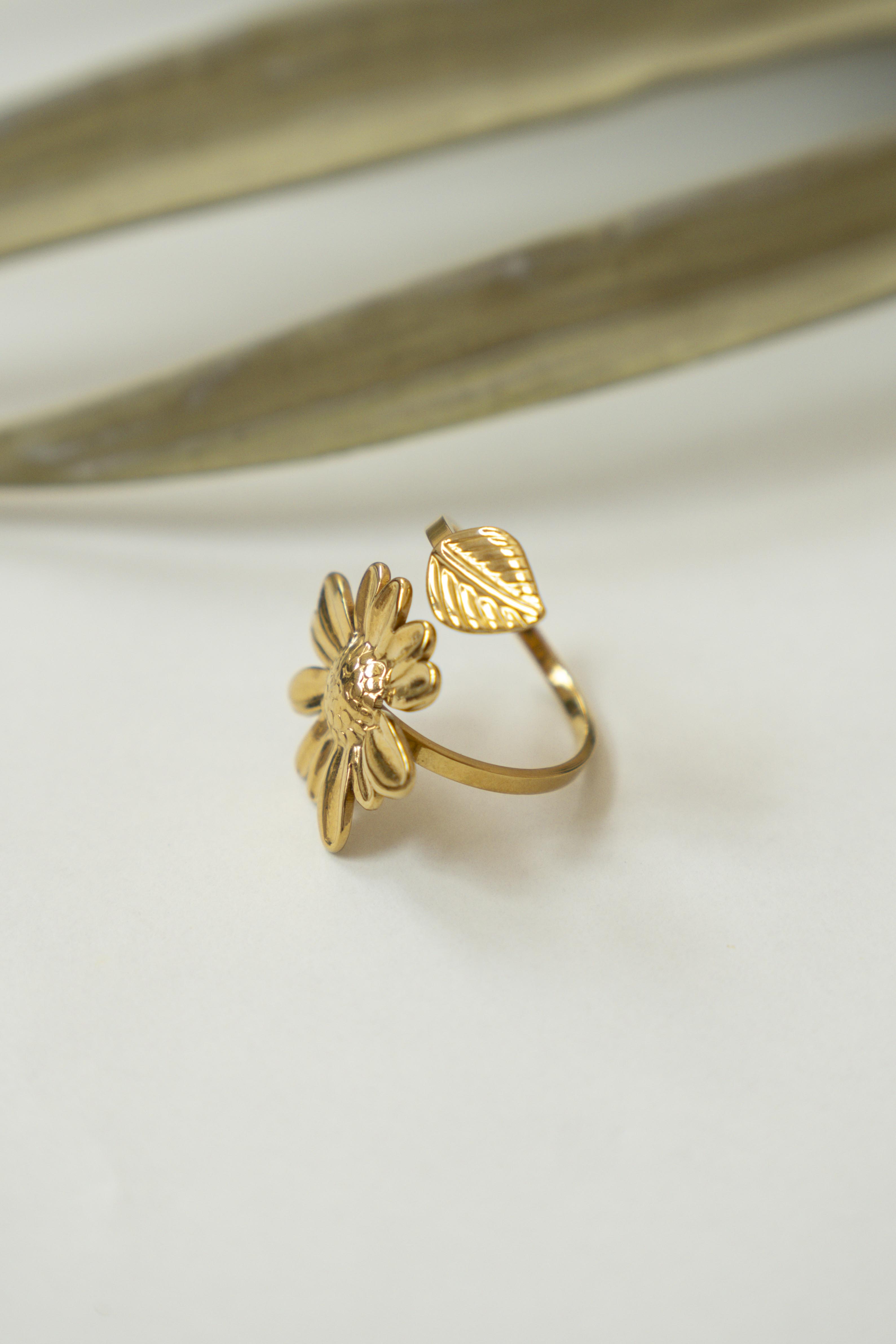 DAISY RING WITH LEAF
