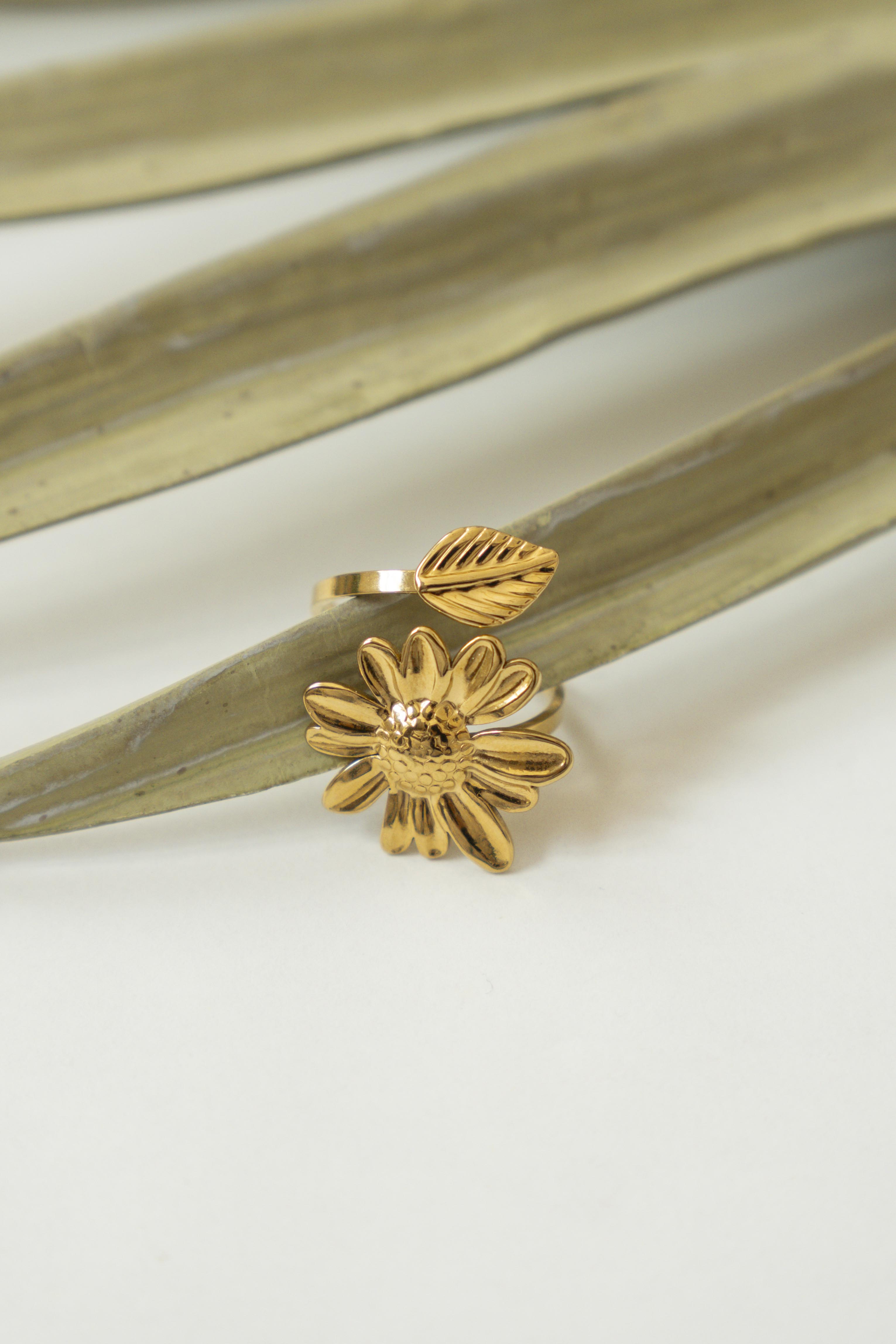 DAISY RING WITH LEAF