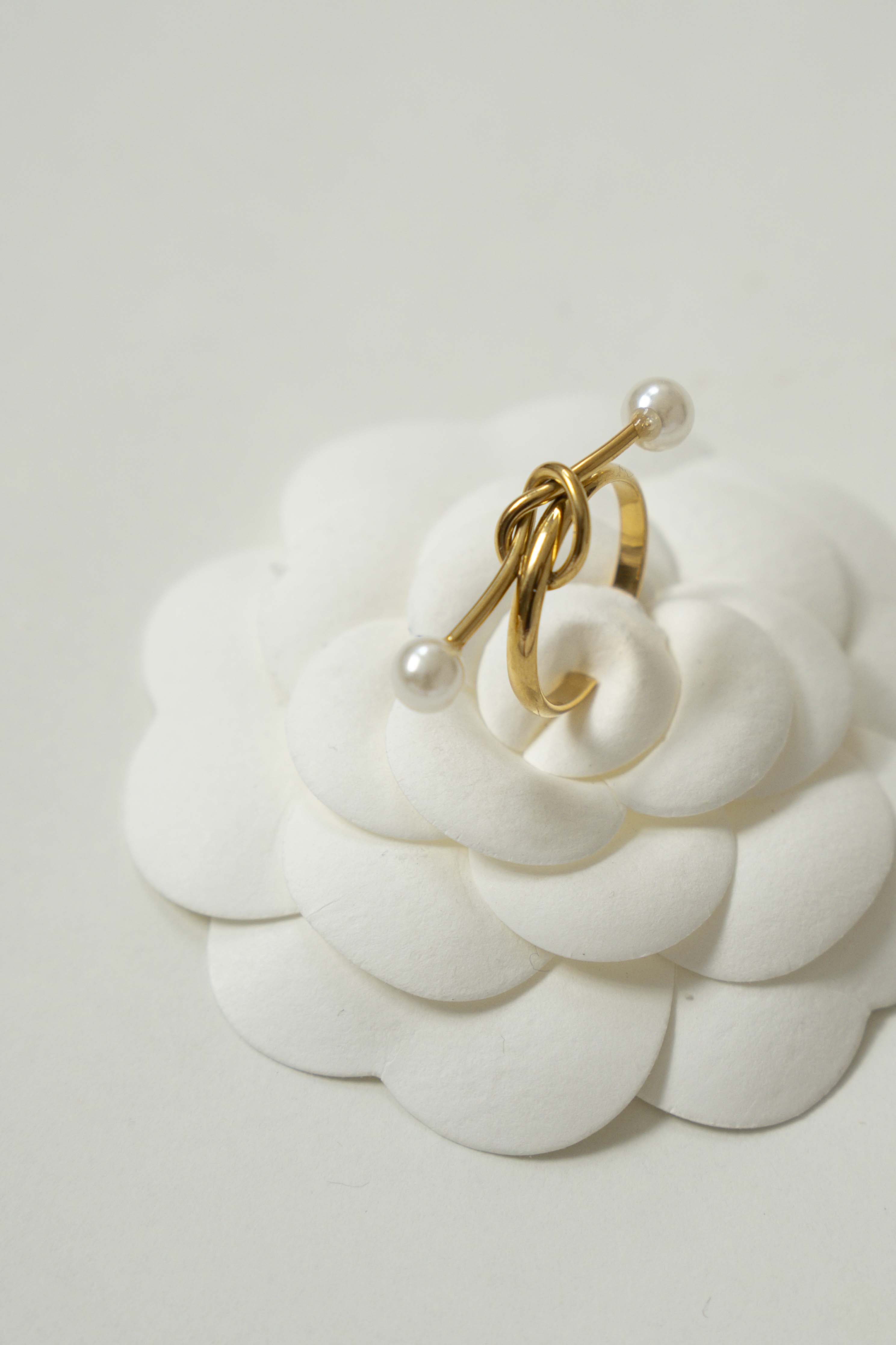 KNOT RING WITH DOUBLE PEARL