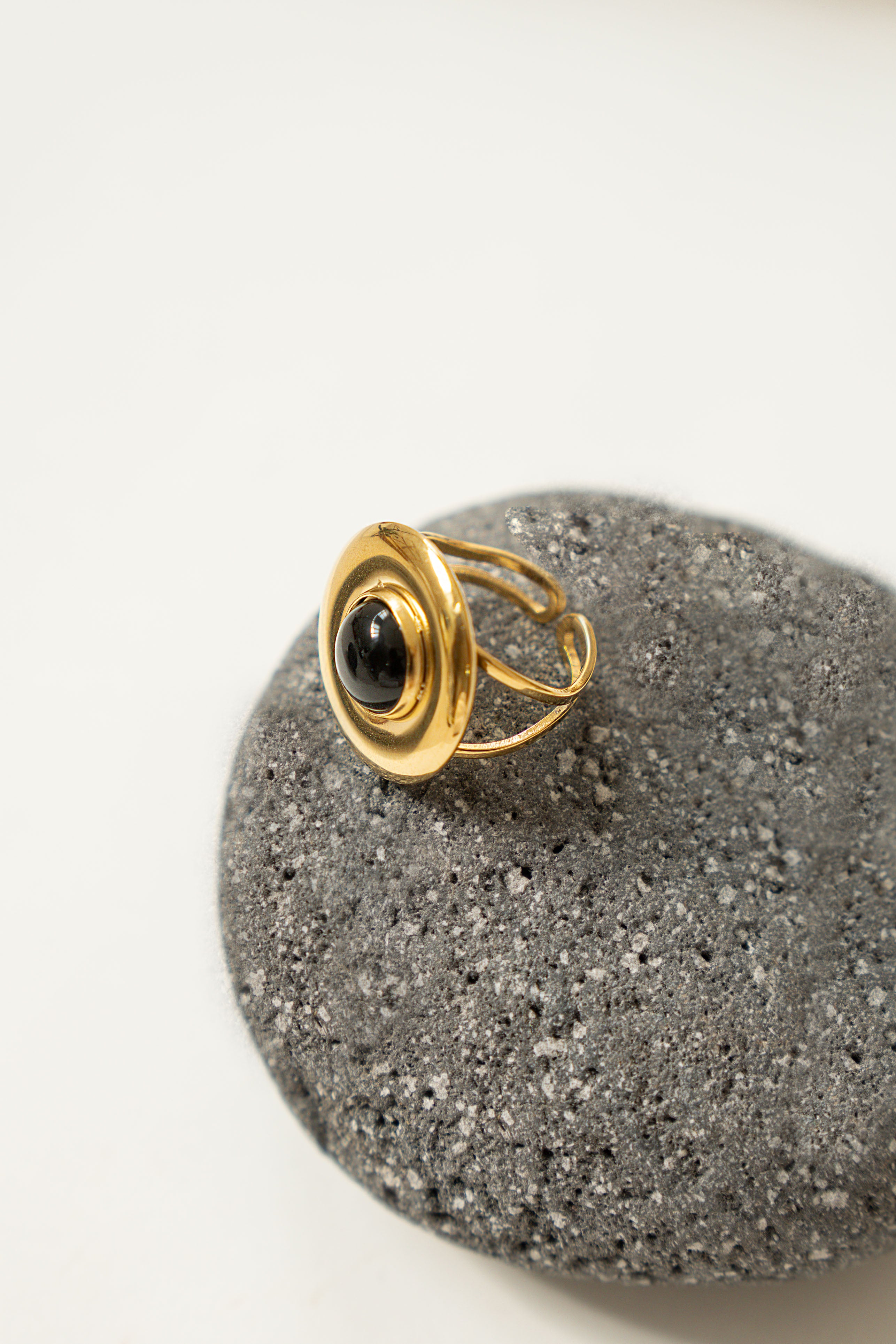 BOLD CIRCLE RING WITH STONE // BLACK