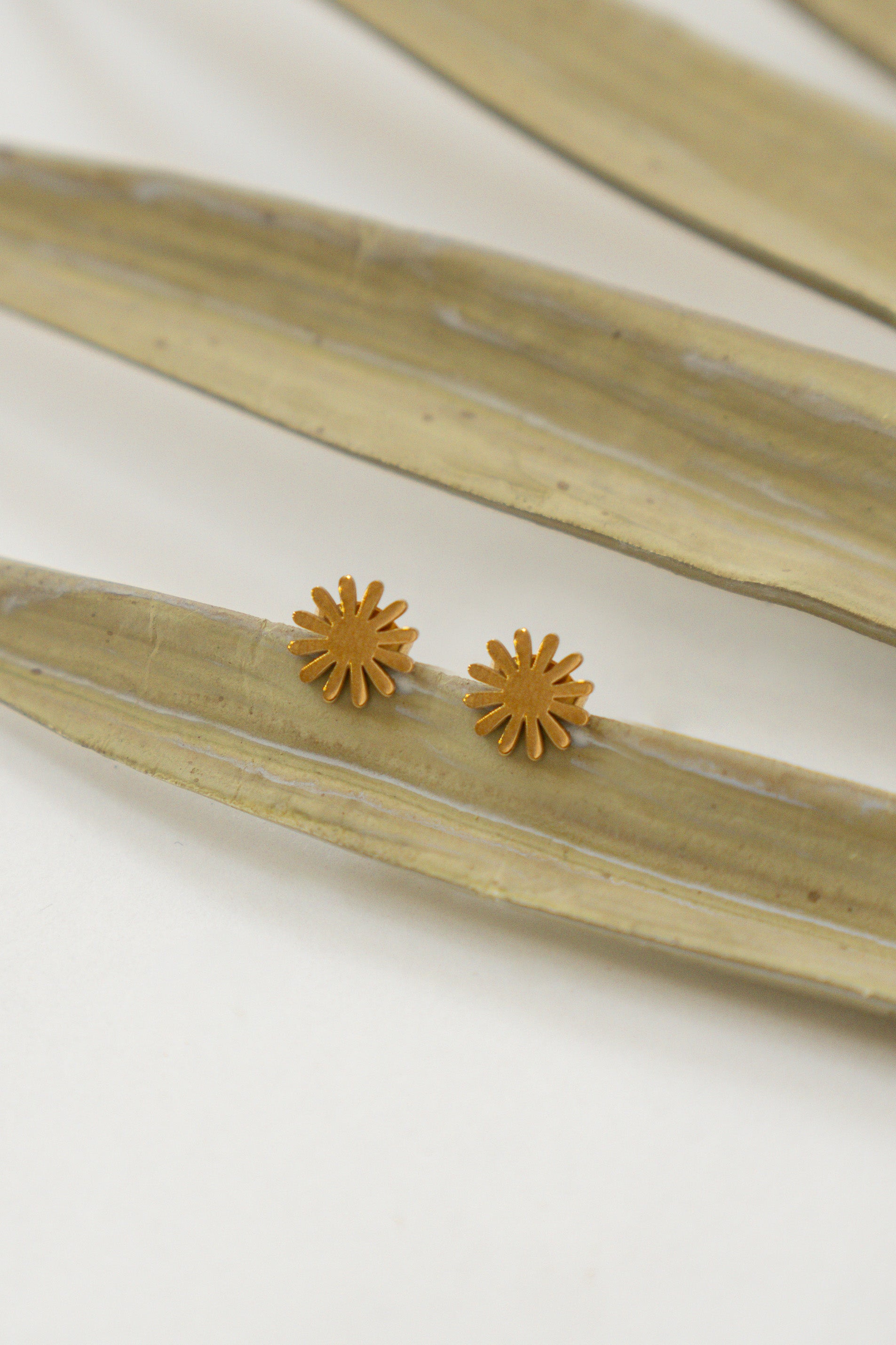 MINI DAISY EARRINGS