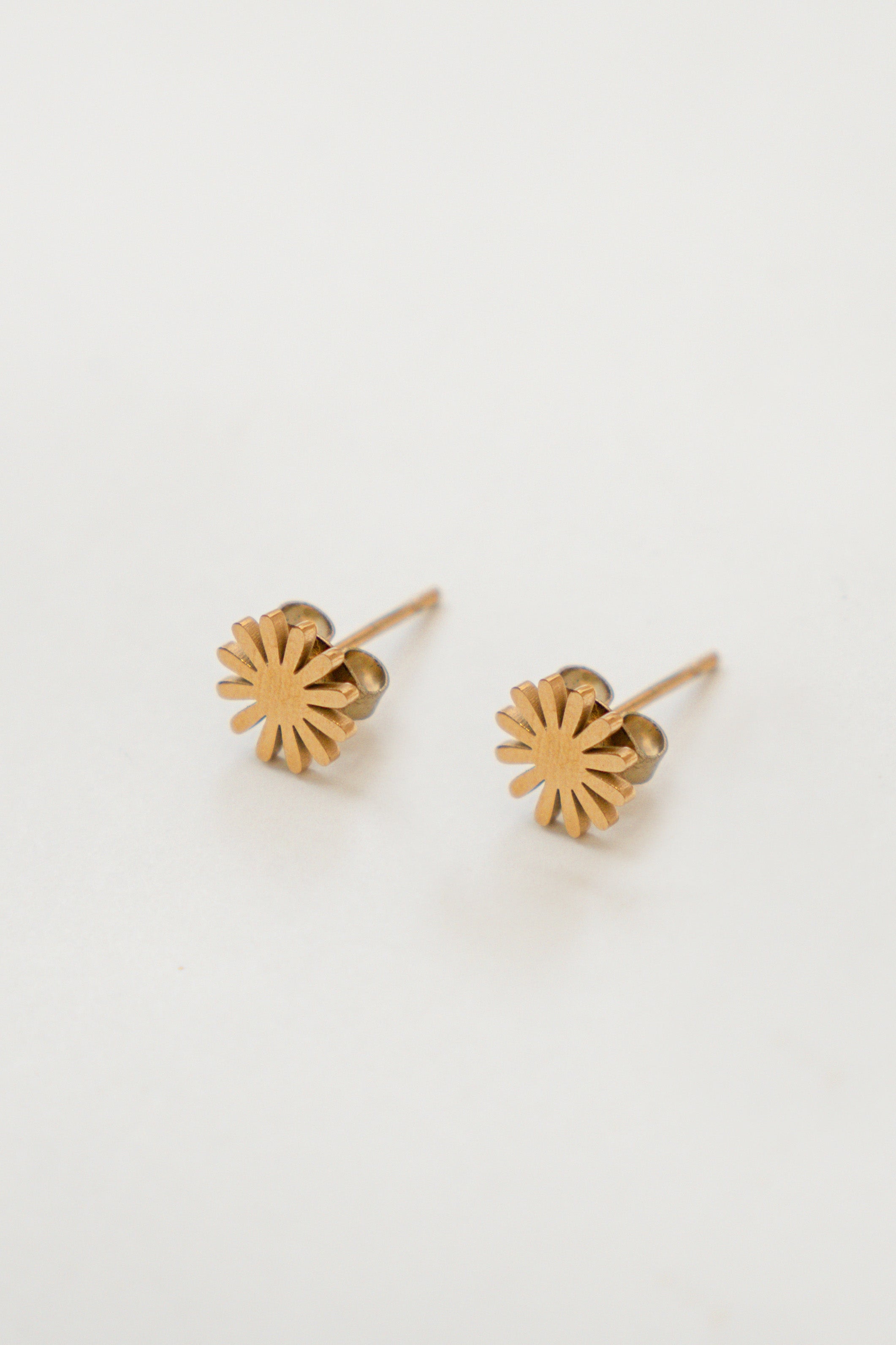 MINI DAISY EARRINGS