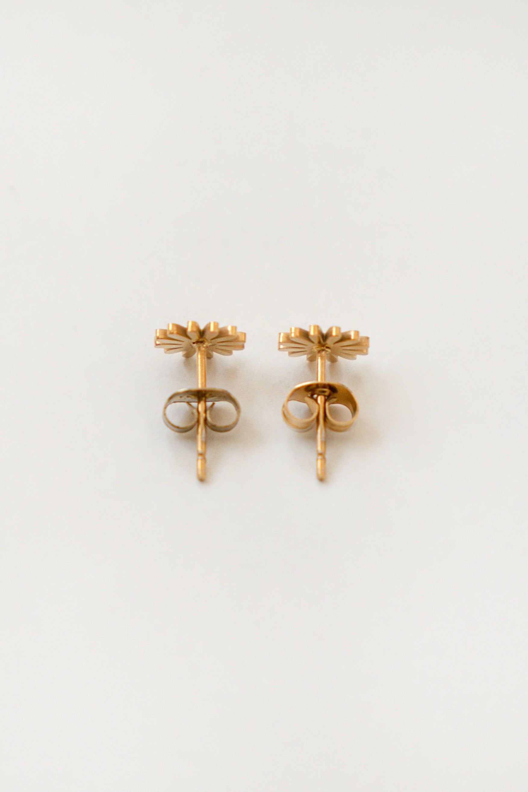 MINI DAISY EARRINGS