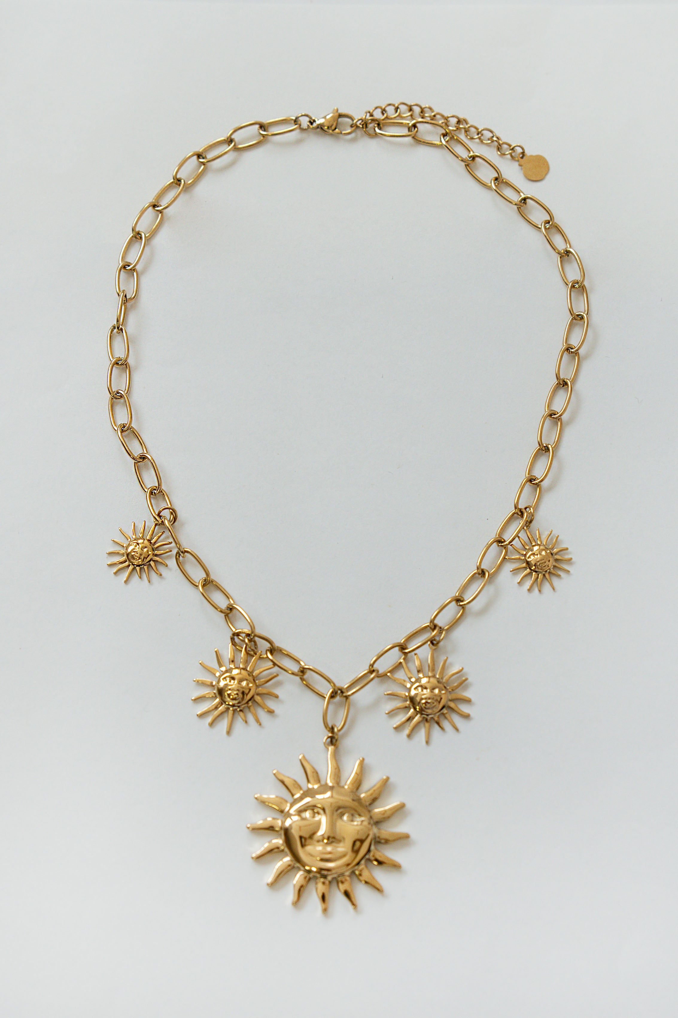 COLLAR CADENA Y SOLES COLGANTES