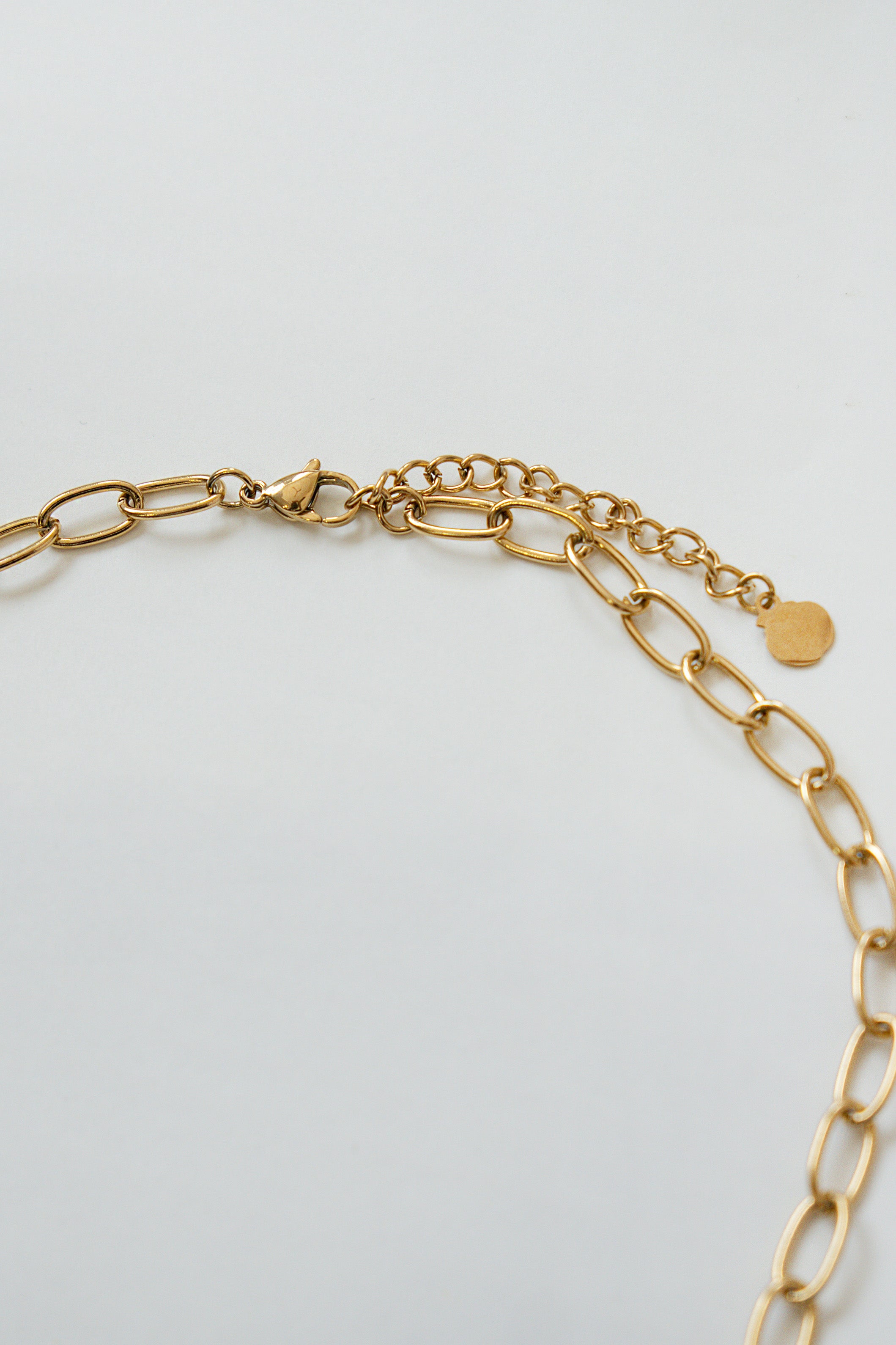 COLLAR CADENA Y SOLES COLGANTES