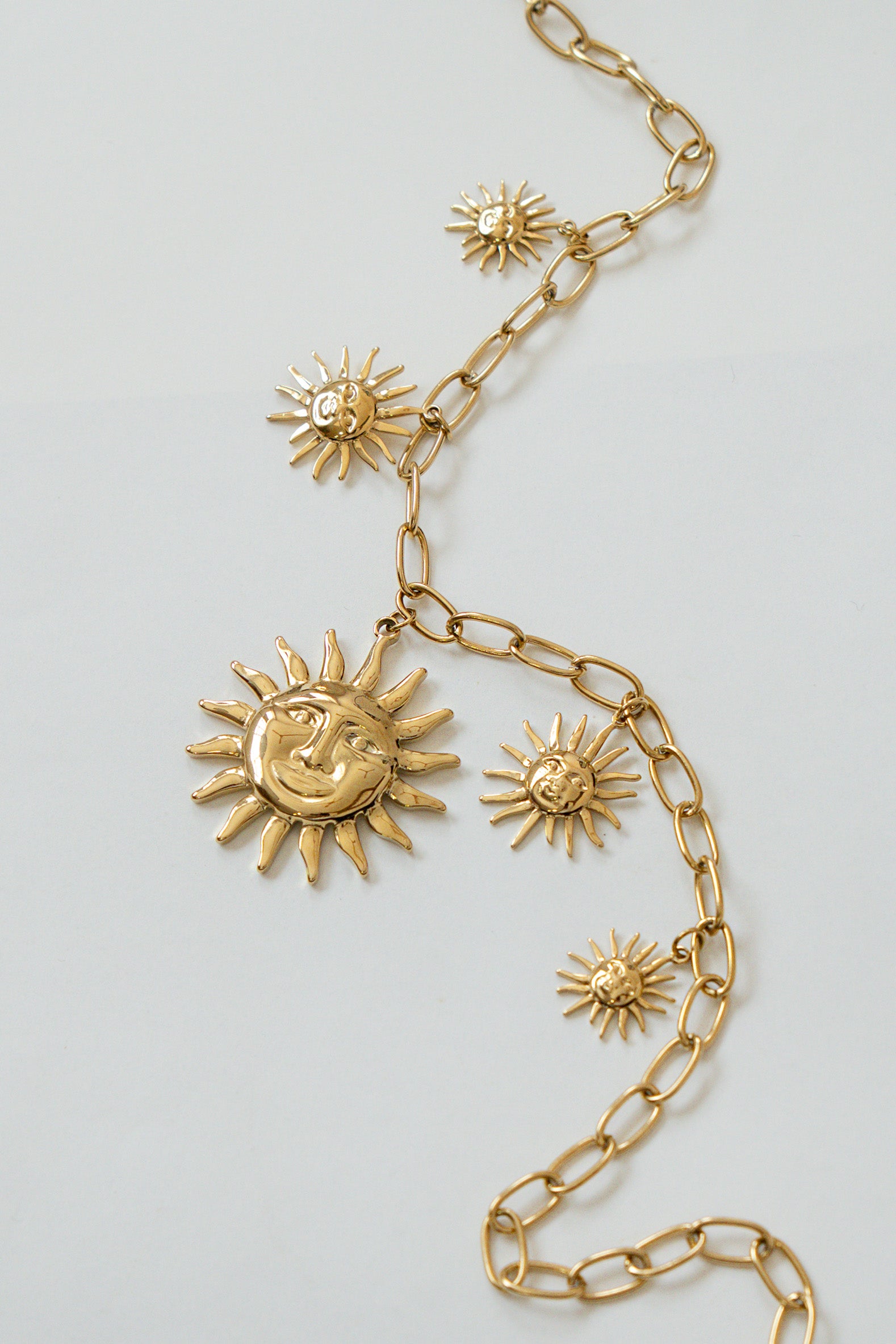 COLLAR CADENA Y SOLES COLGANTES