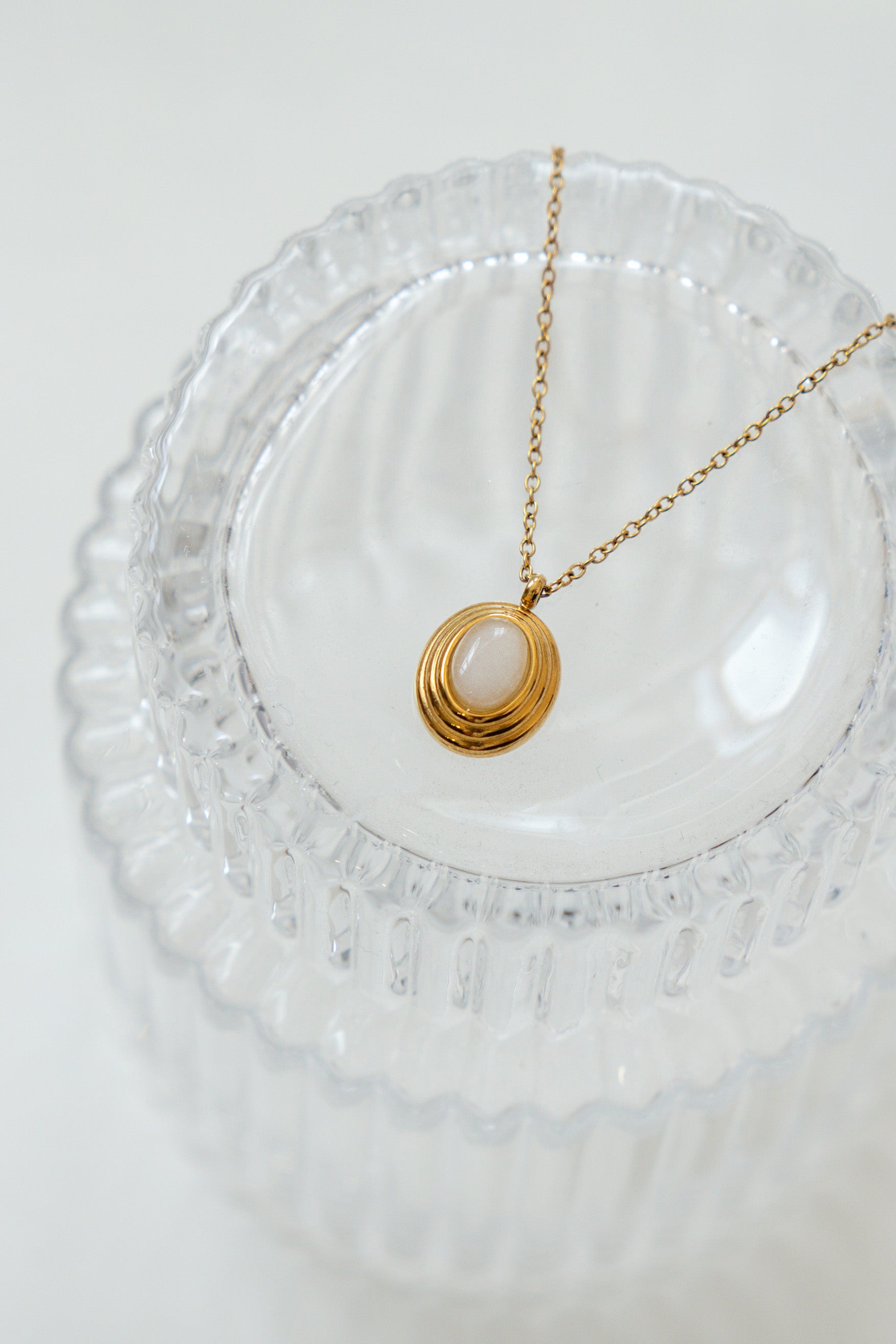 COLLAR OVAL CON PIEDRA // BLANCO