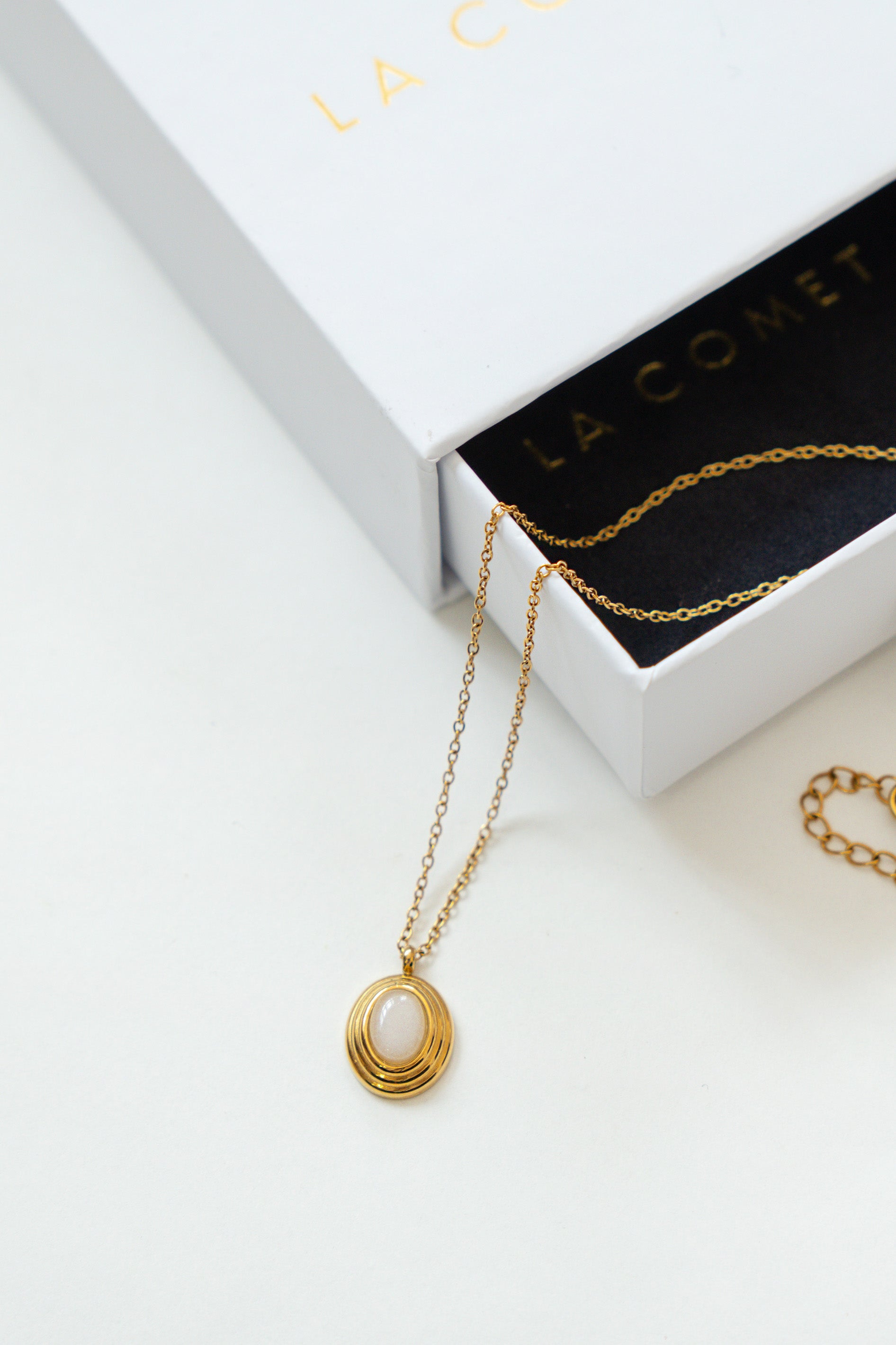 COLLAR OVAL CON PIEDRA // BLANCO