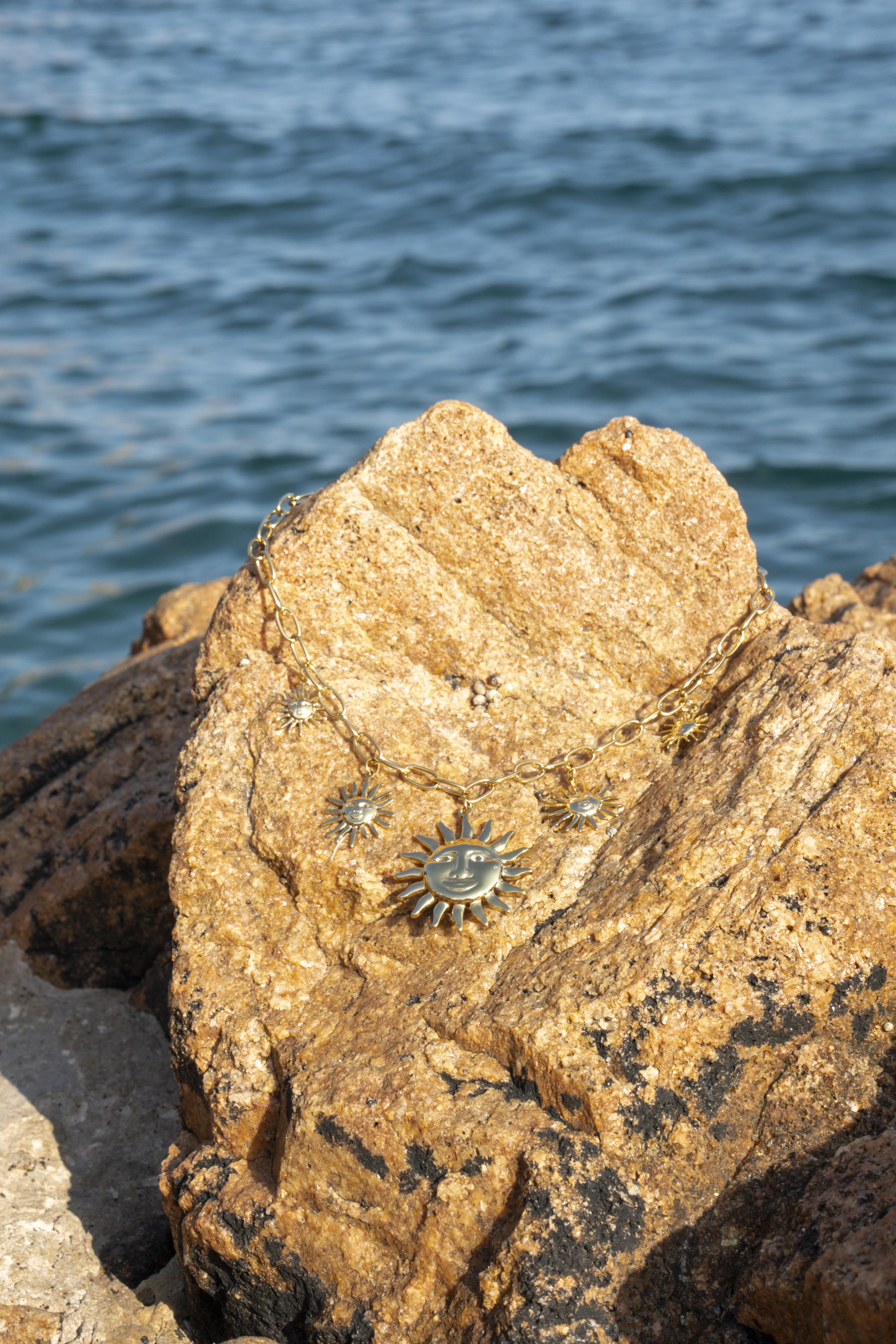 COLLAR CADENA Y SOLES COLGANTES