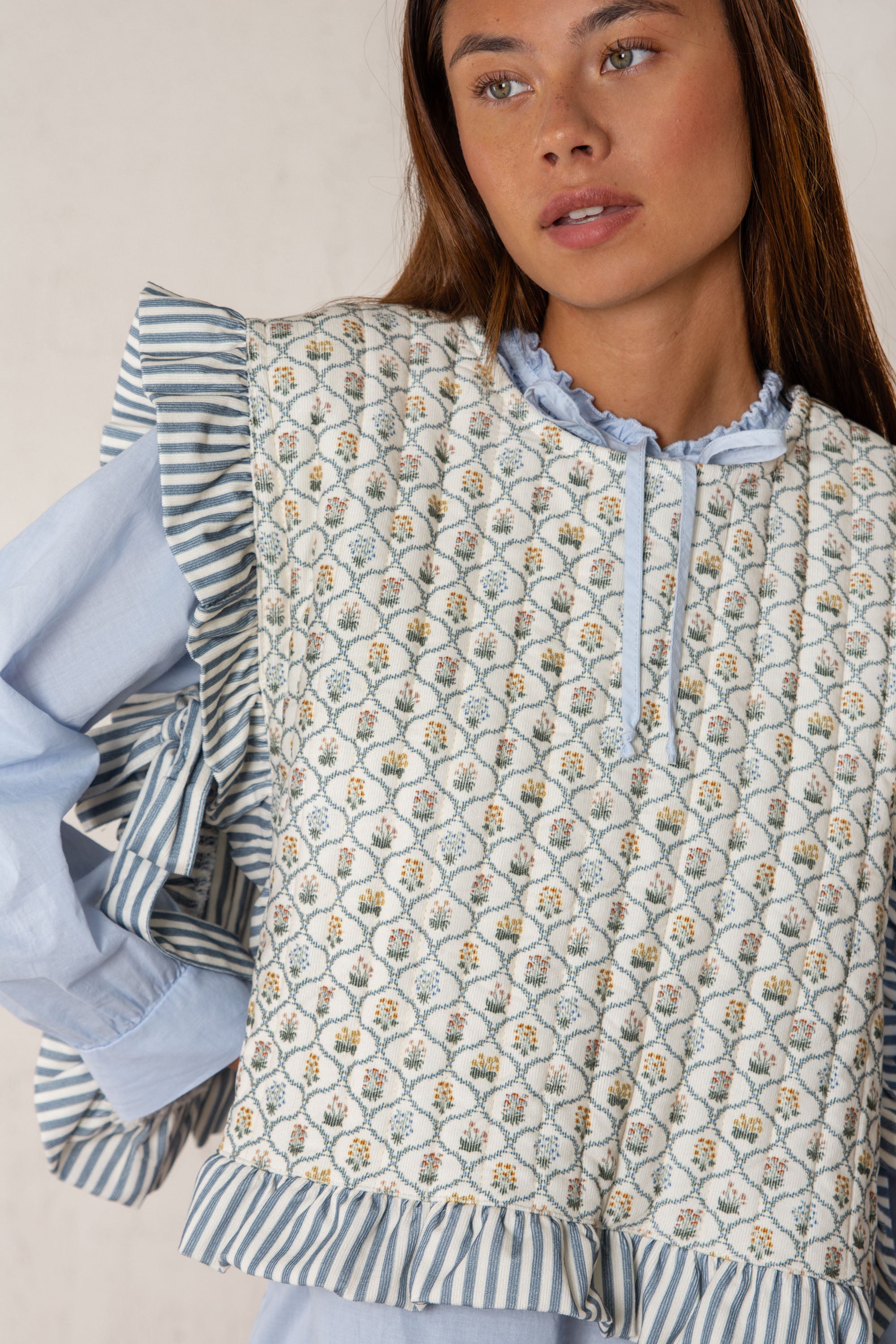 APRIL VEST // LIGHT BLUE FLOWERS