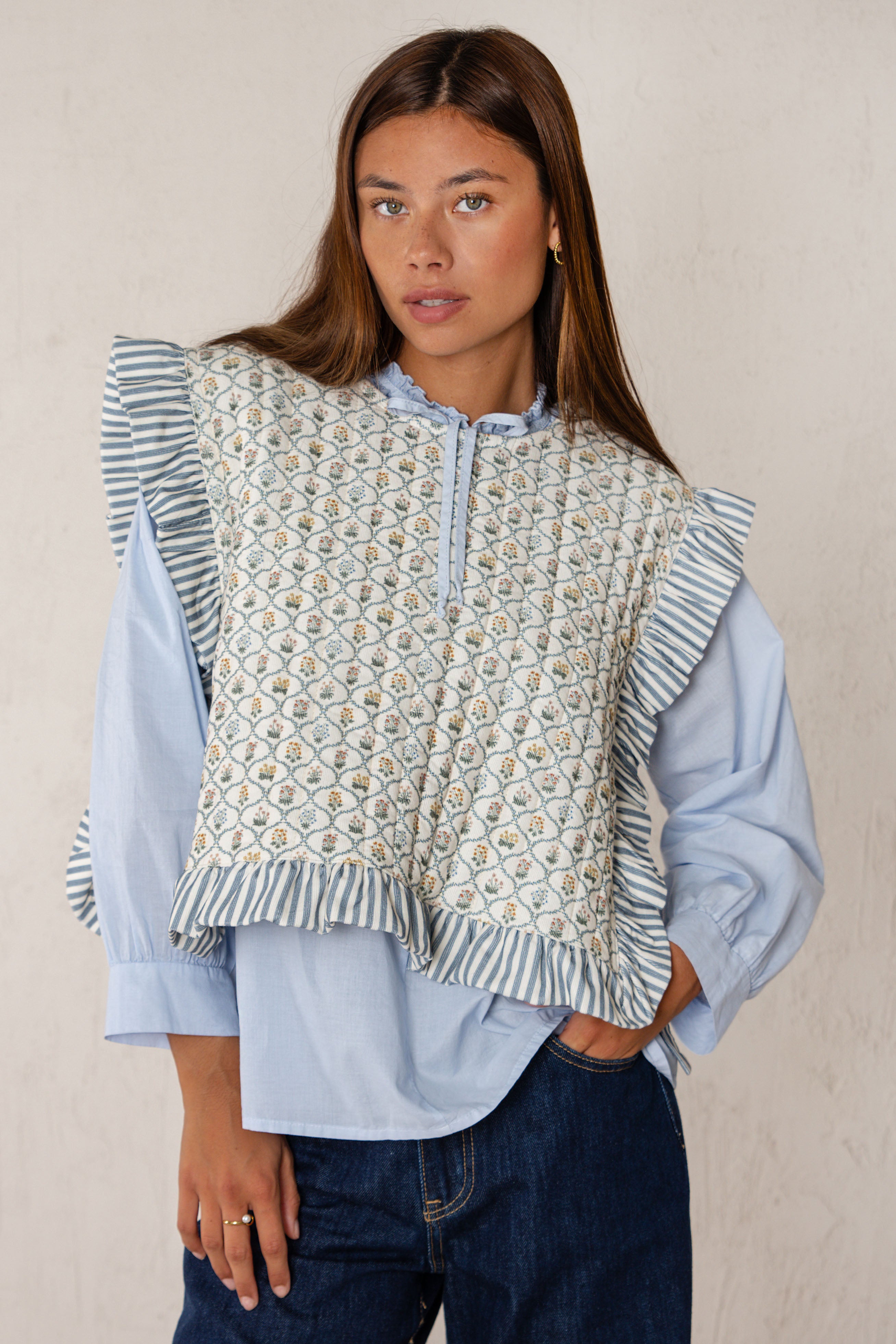 APRIL VEST // LIGHT BLUE FLOWERS