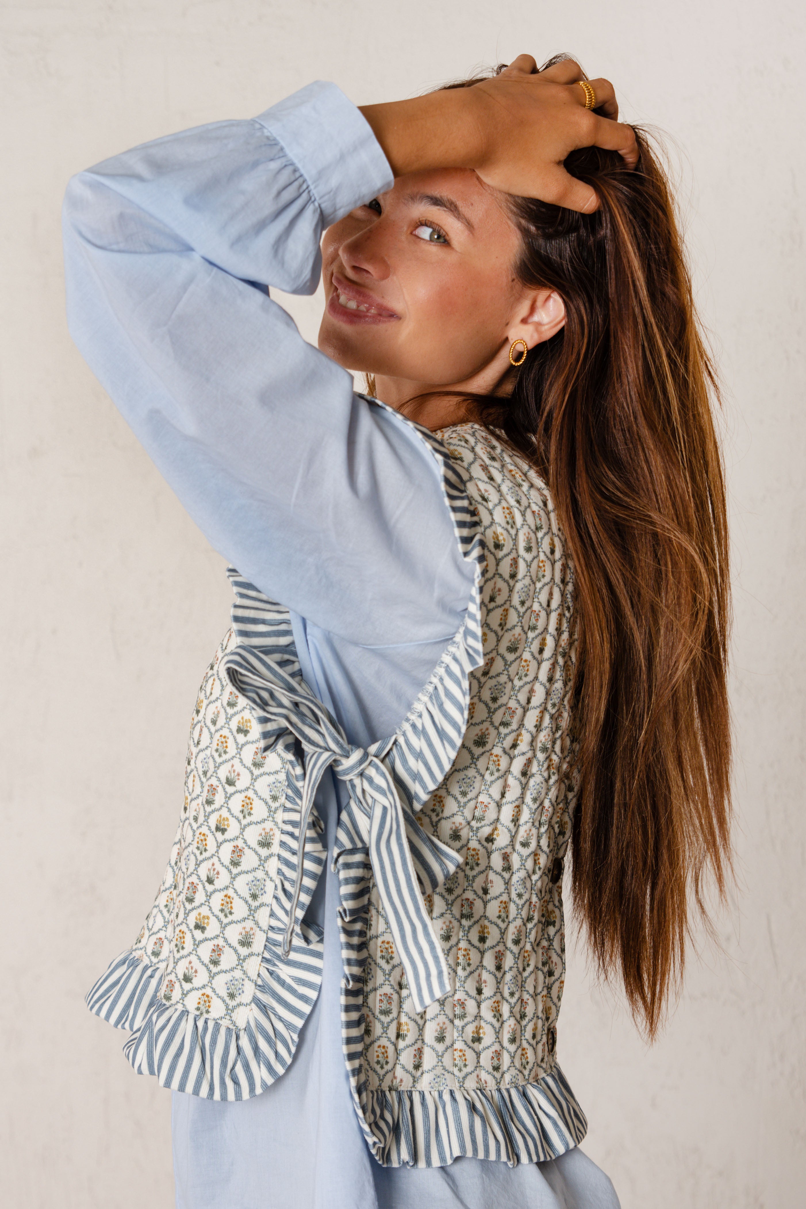 APRIL VEST // LIGHT BLUE FLOWERS