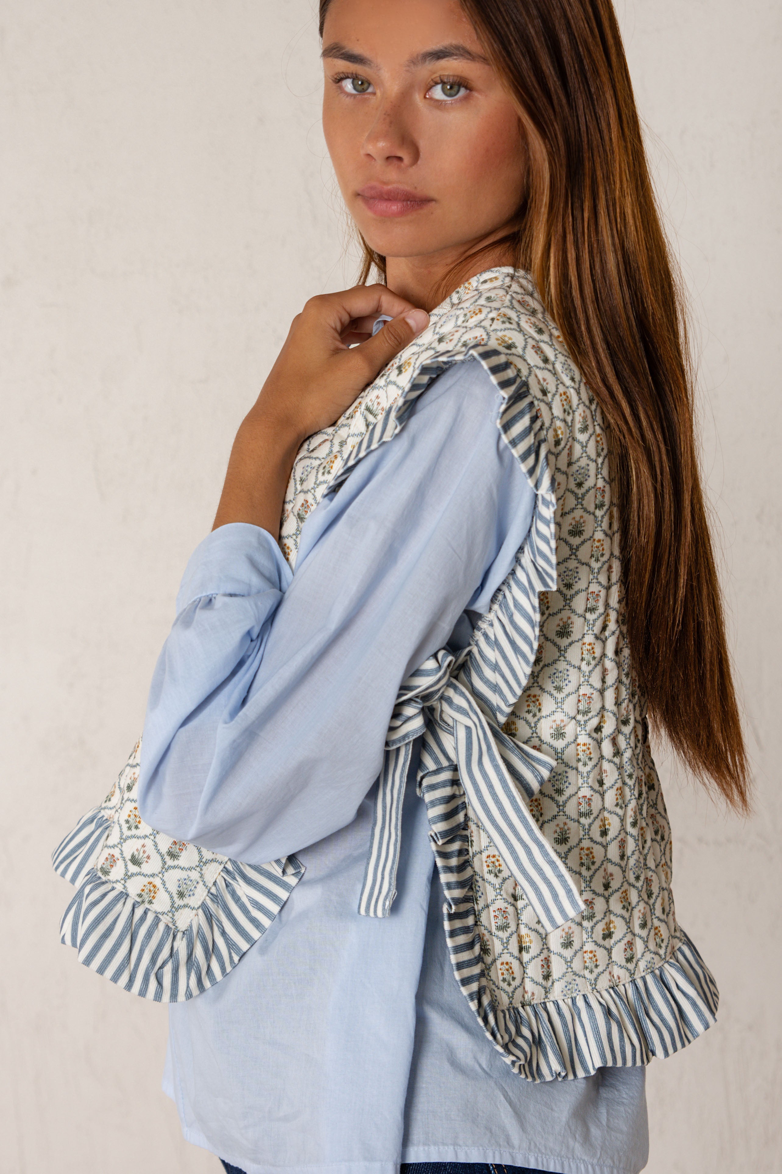 APRIL VEST // LIGHT BLUE FLOWERS