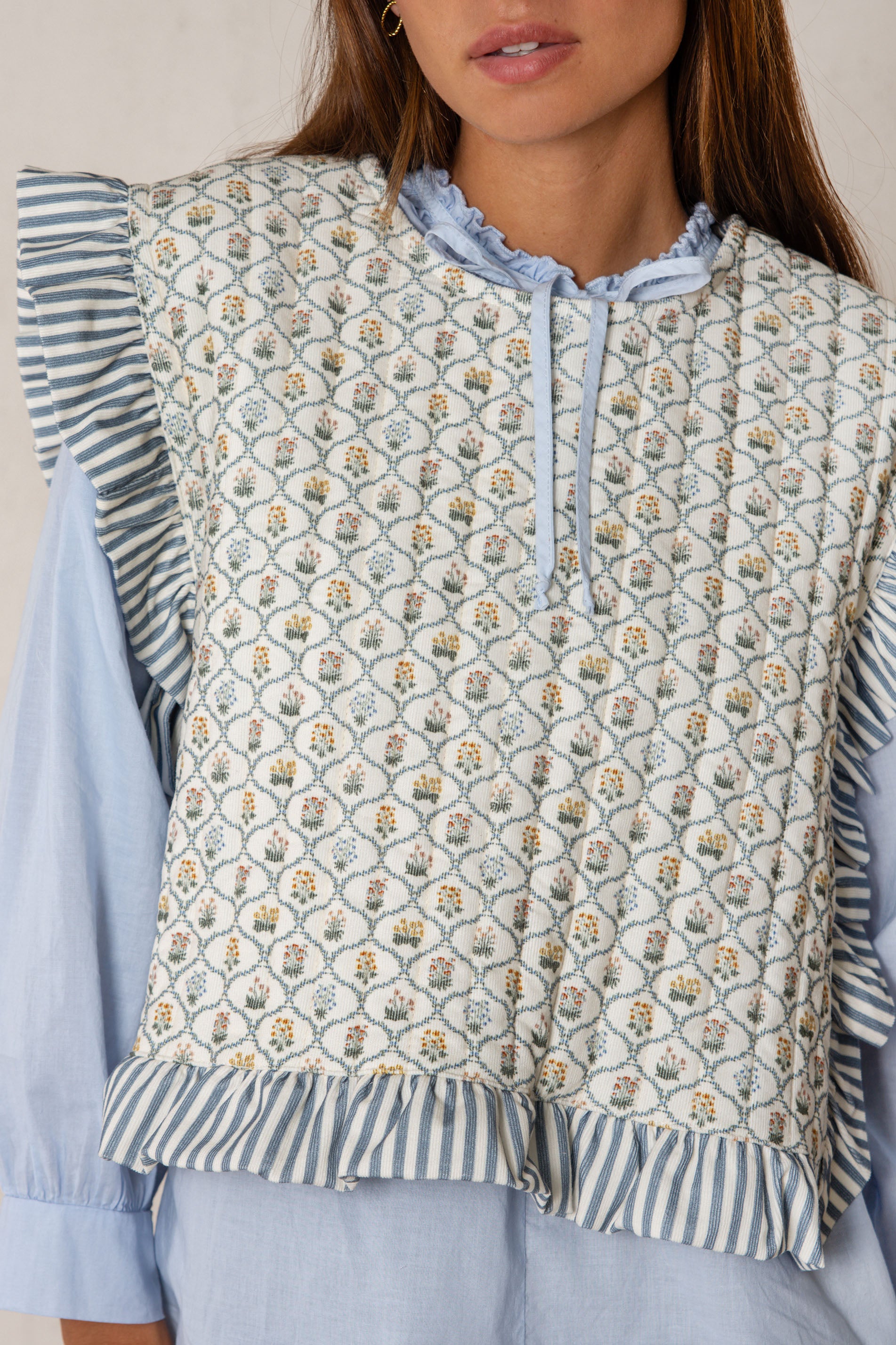 APRIL VEST // LIGHT BLUE FLOWERS