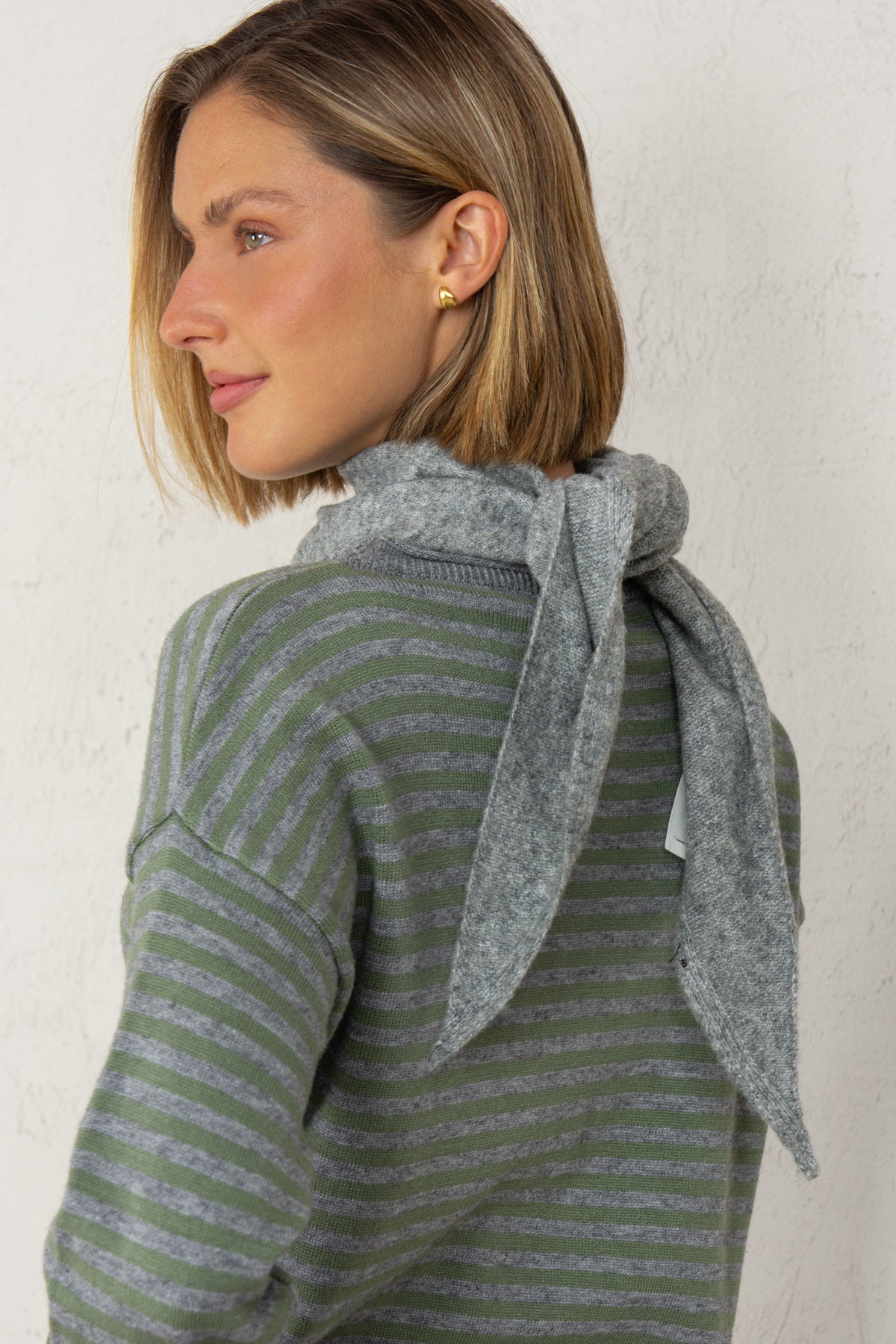BUFANDA TRIANGULAR // GRIS