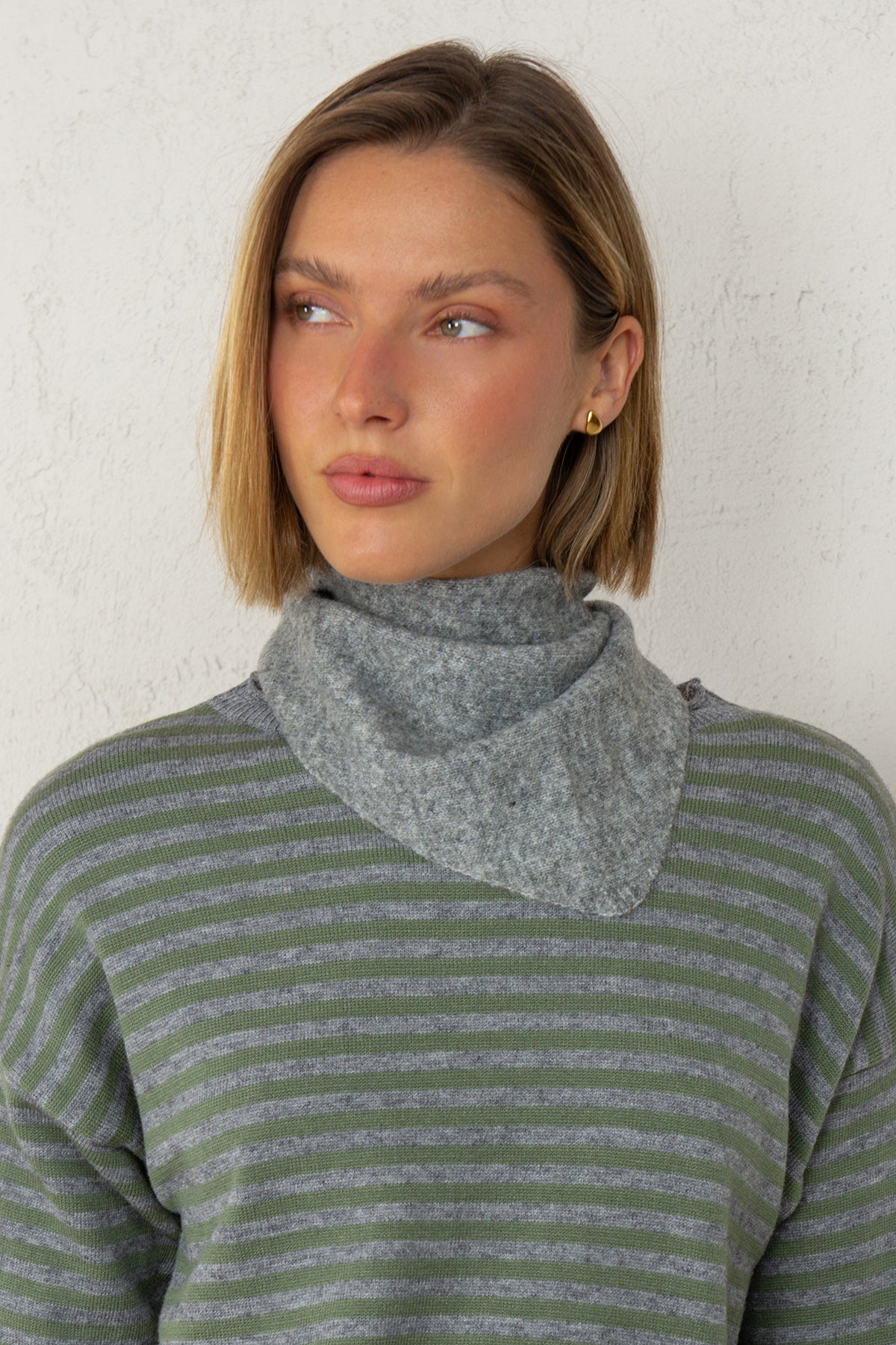 BUFANDA TRIANGULAR // GRIS
