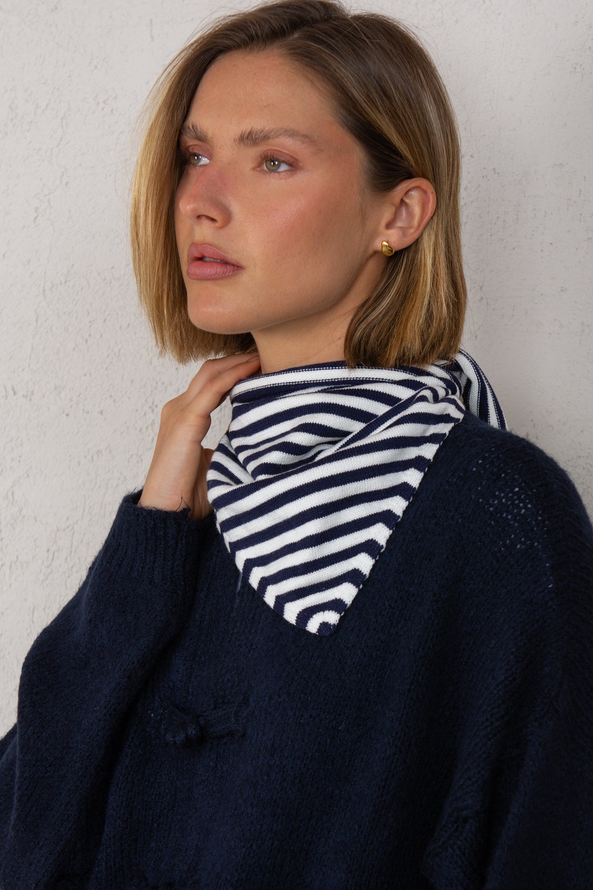 BUFANDA TRIANGULAR // RAYAS NAVY